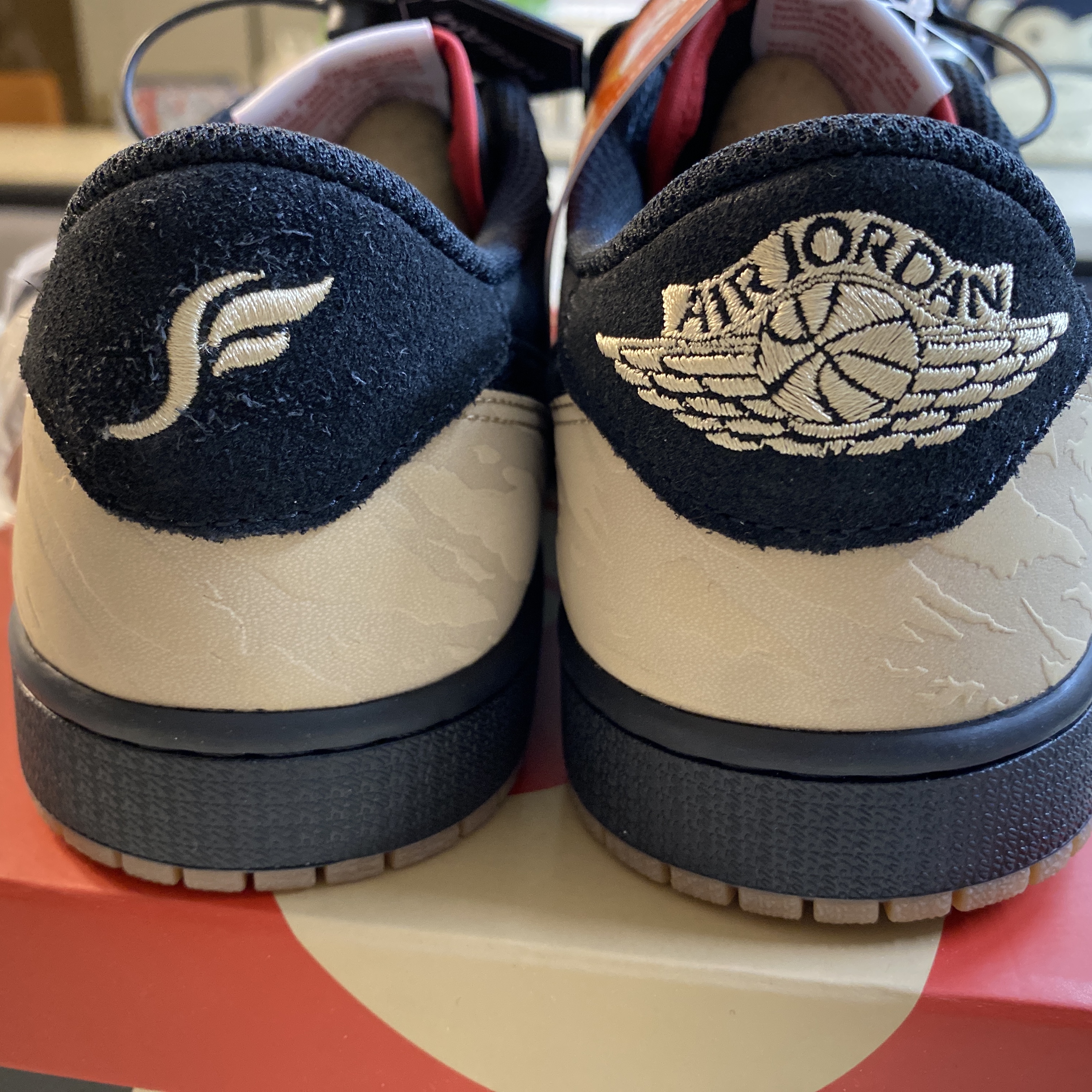 Jordan 1 x SoleFly Retro Low OG SP Black and Sport Red 착용 스타일 - 2