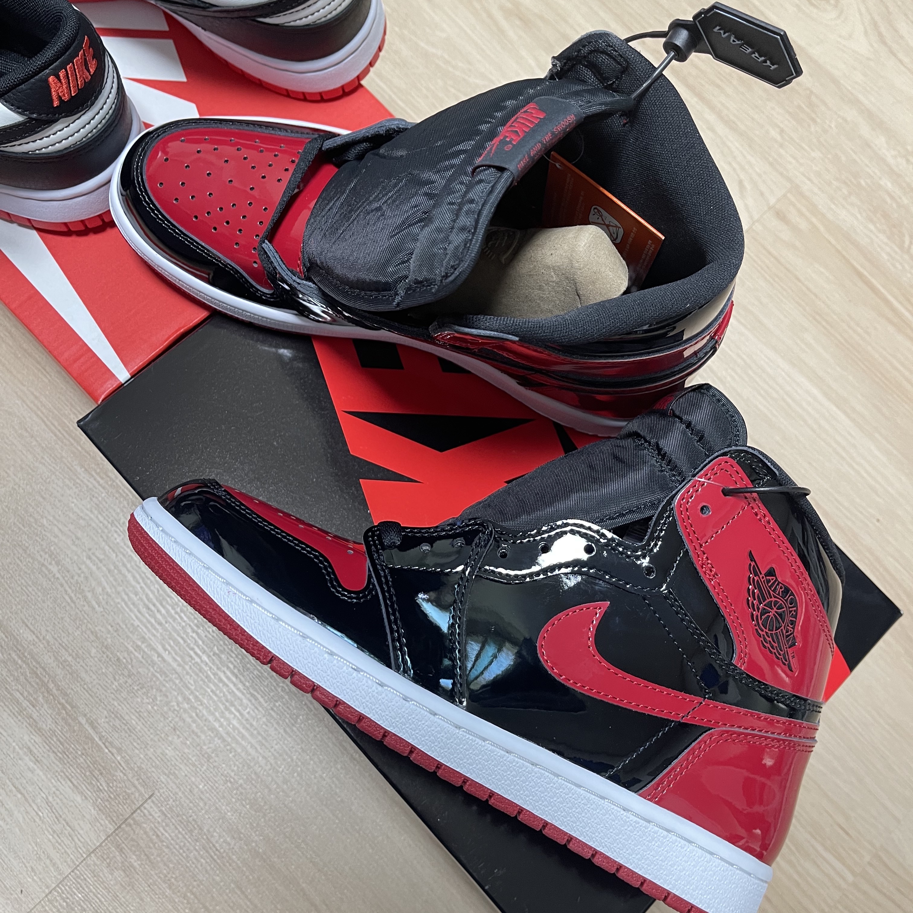 Jordan 1 Retro High OG Patent Bred 착용 스타일 - 1