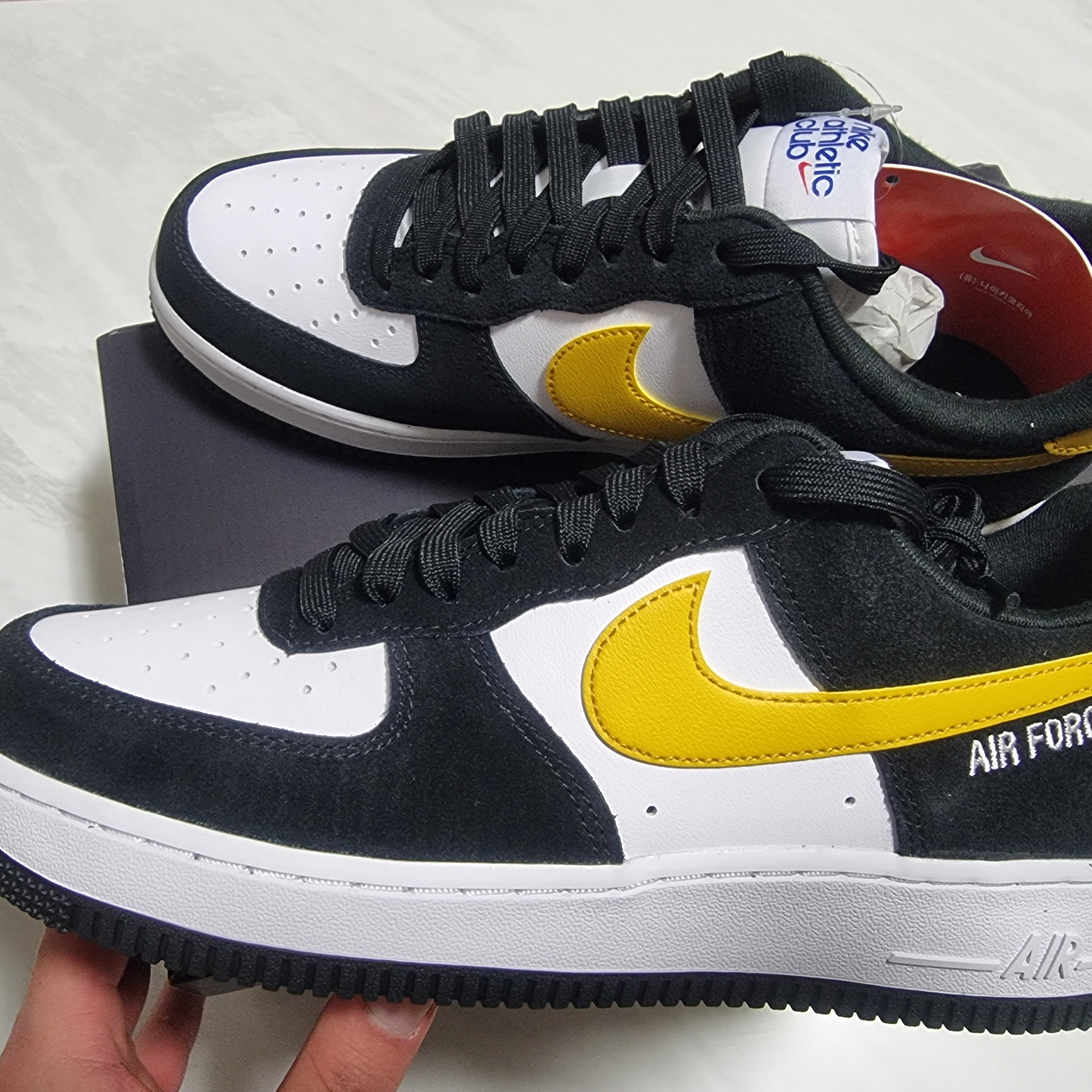 Nike Air Force 1 '07 LV8 Athletic Club Black Dark Sulfur 착용 스타일 - 1