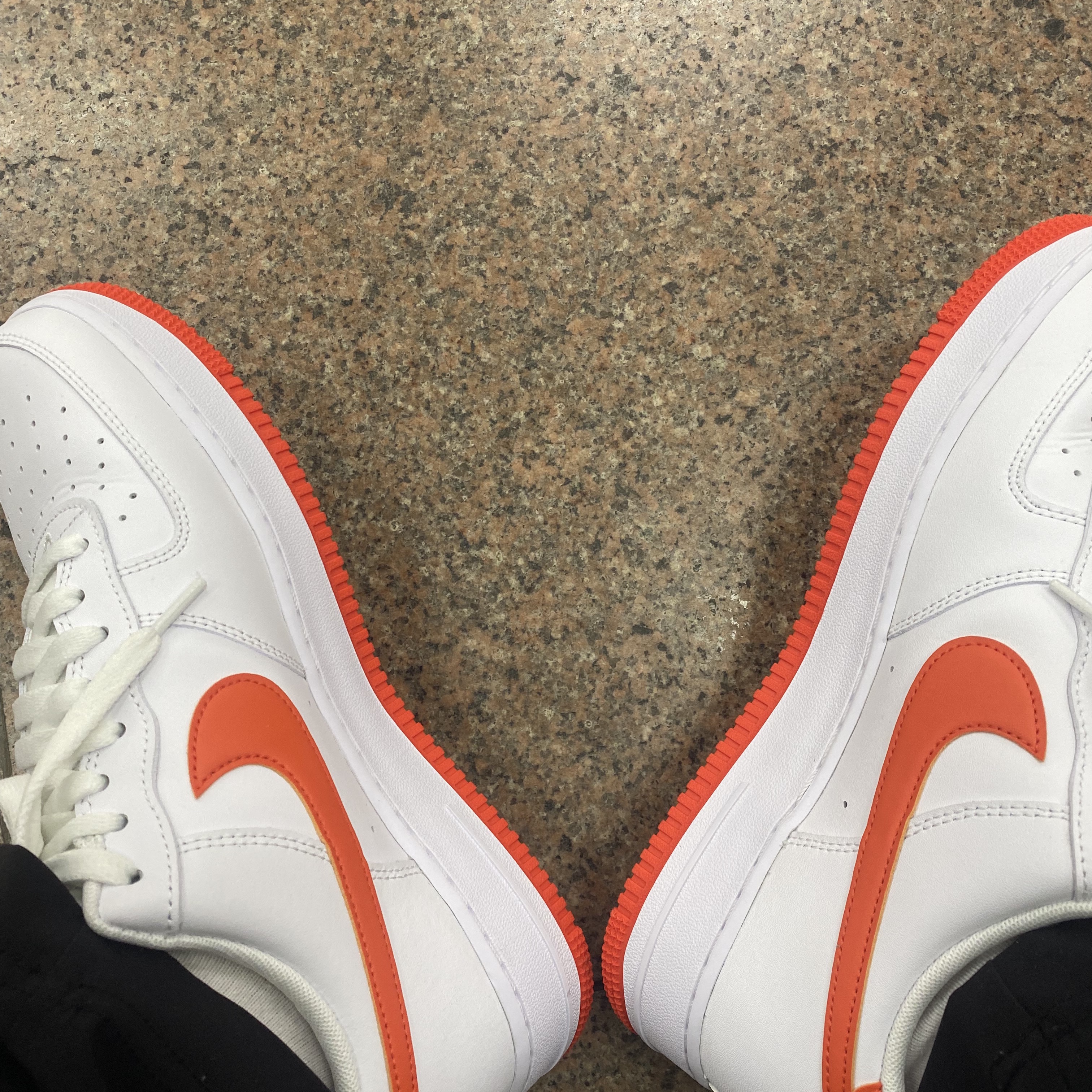 Nike Air Force 1 '07 Low White Team Orange 착용 스타일