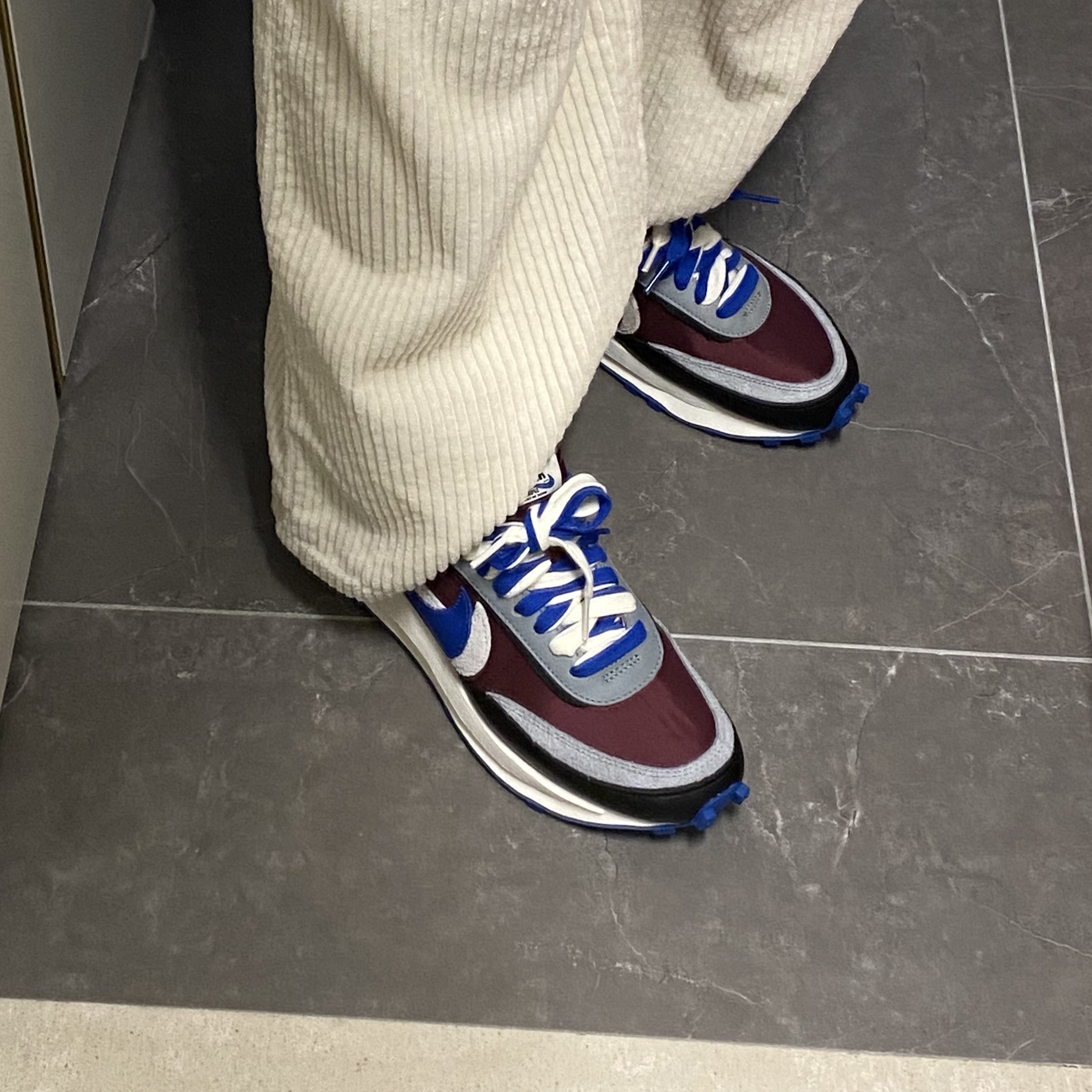Nike x Sacai x Undercover LDWaffle Night Maroon Team Royal 착용 스타일 - 2