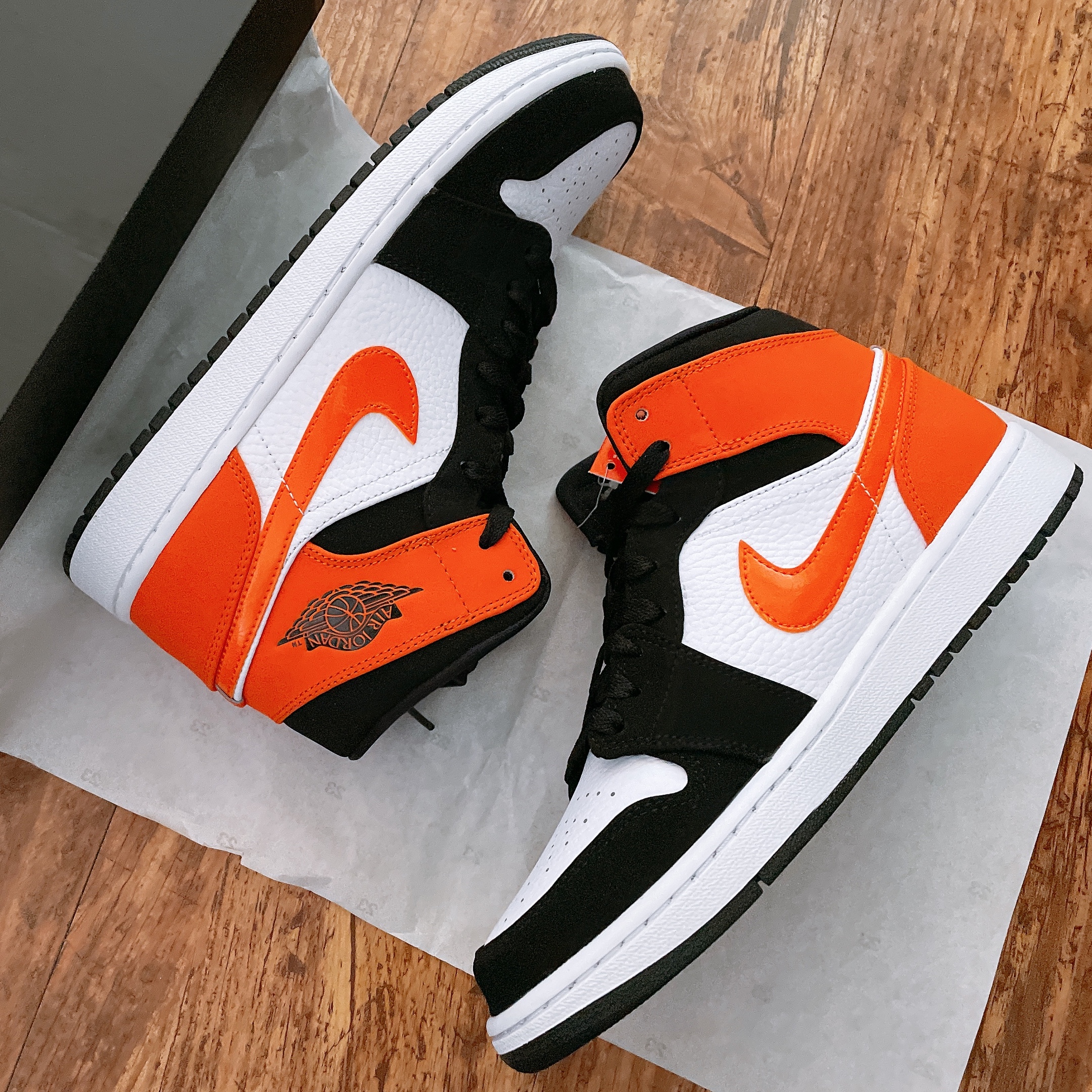 Jordan 1 Mid Shattered Backboard 착용 스타일