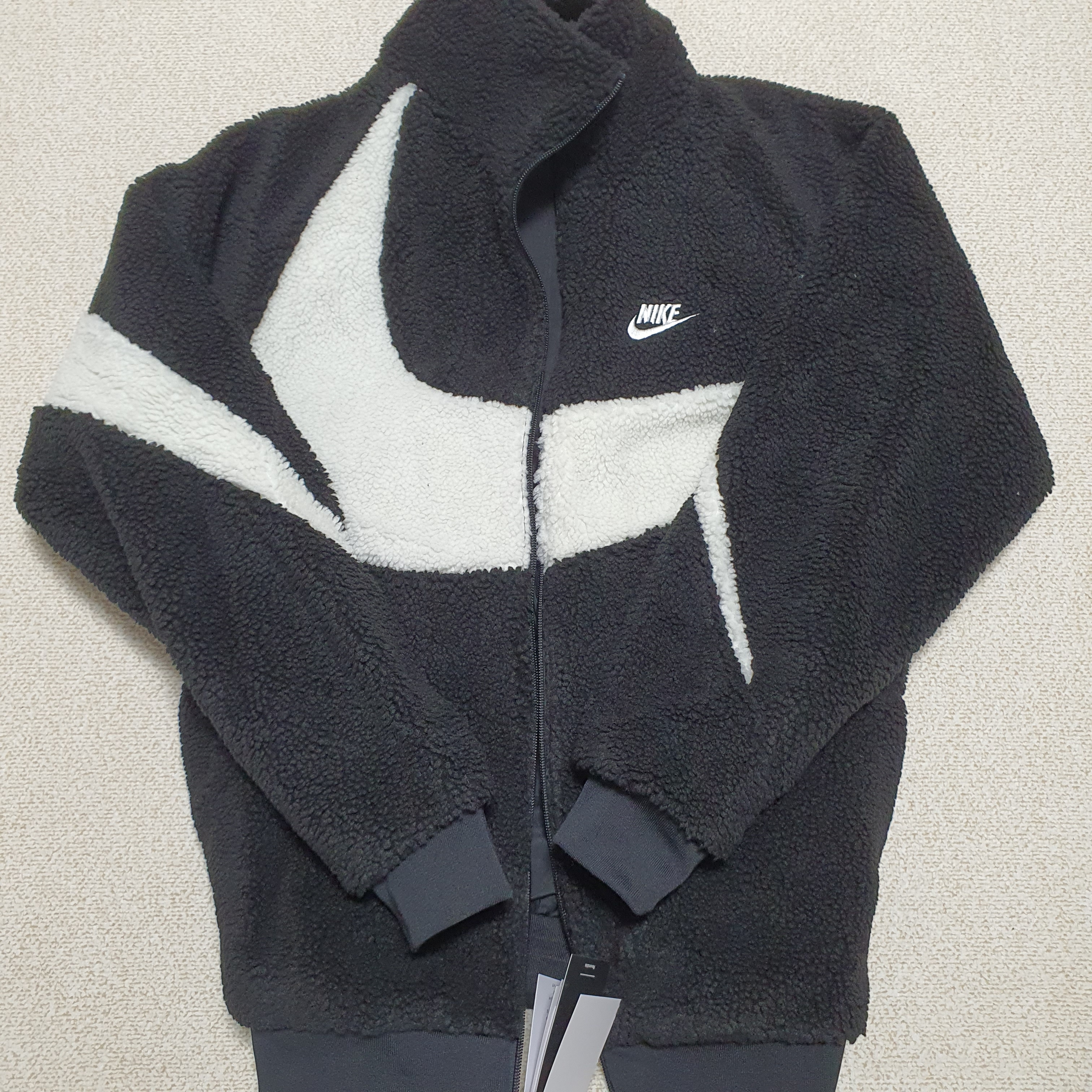 Nike Big Swoosh Full Zip Jacket Black Sail 착용 스타일