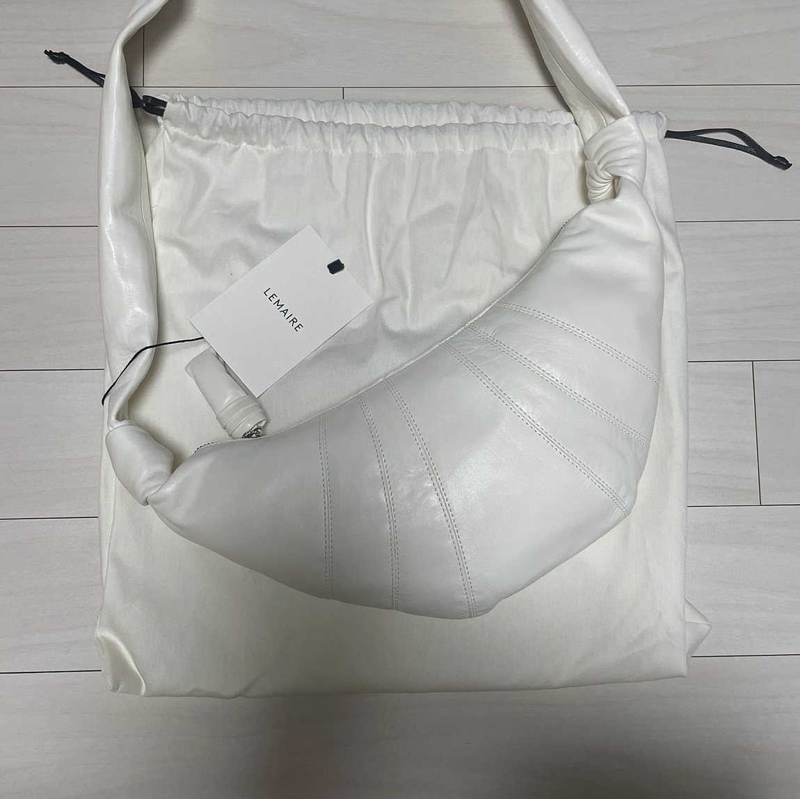 Lemaire Small Croissant Bag Soft Nappa Leather White 착용 스타일 - 1