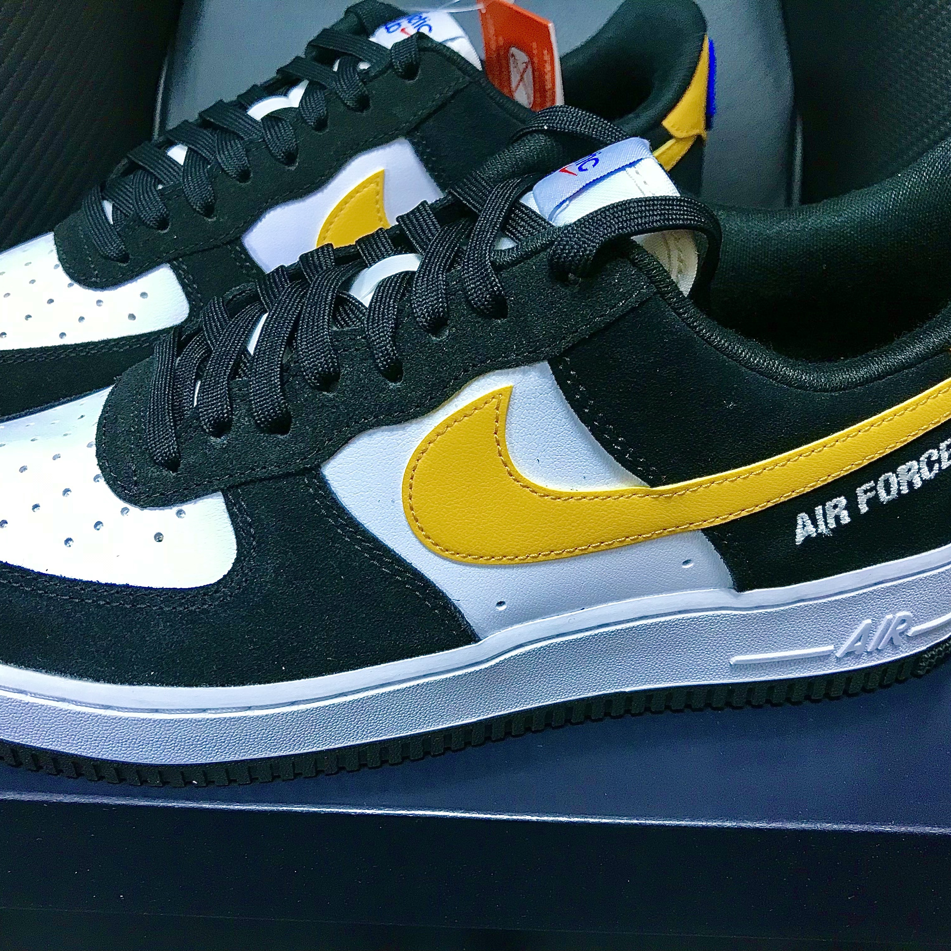 Nike Air Force 1 '07 LV8 Athletic Club Black Dark Sulfur 착용 스타일 - 2
