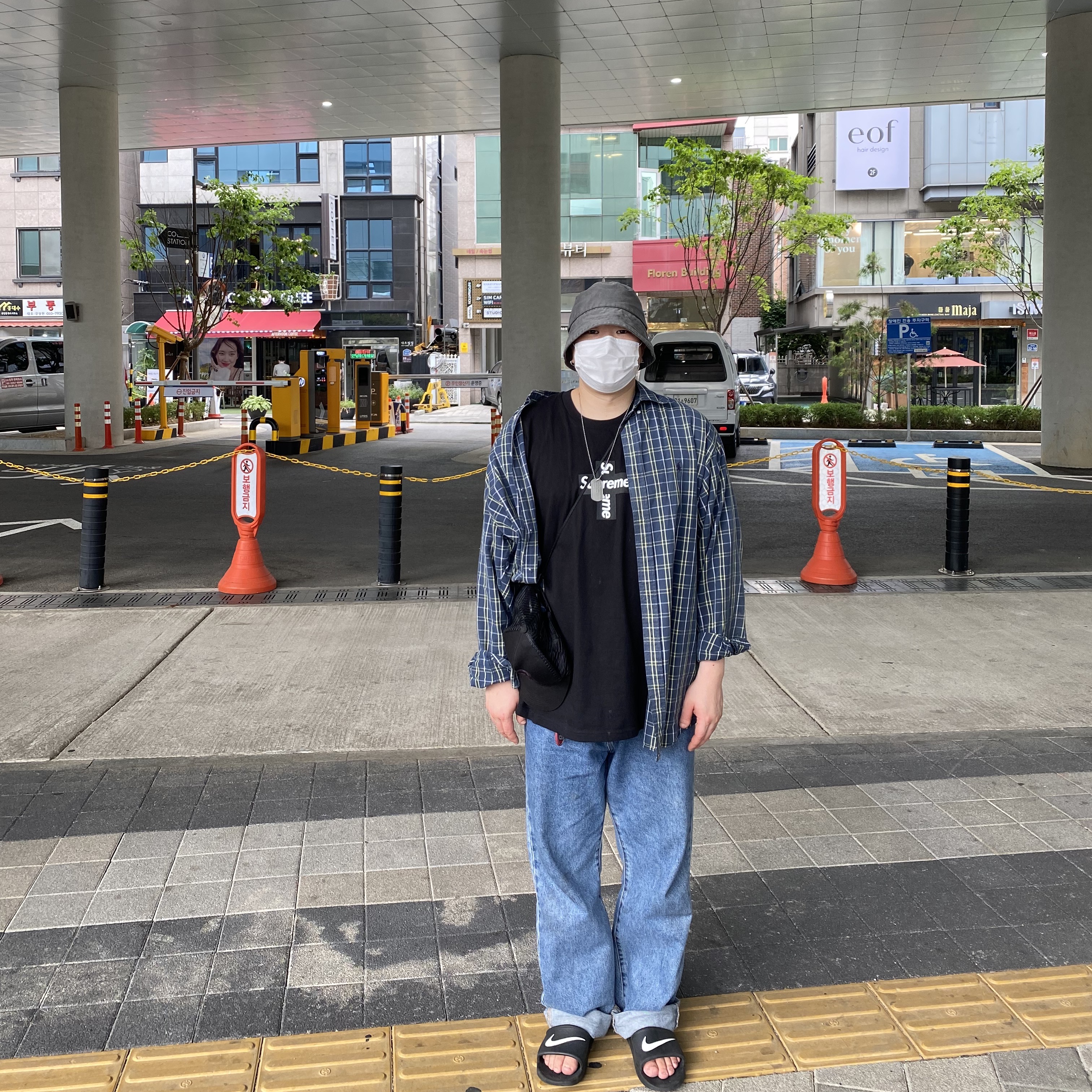 Supreme Cross Box Logo T-Shirt Black - 20FW, Supreme Shoulder Bag Black - 19FW 착용 스타일
