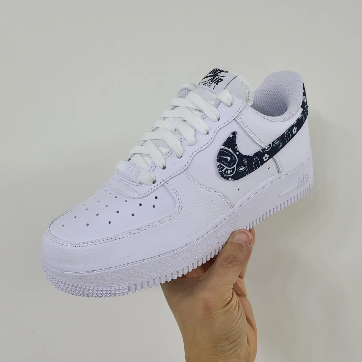 (W) Nike Air Force 1 '07 Essential Paisley Swoosh White Black 착용 스타일 - 1