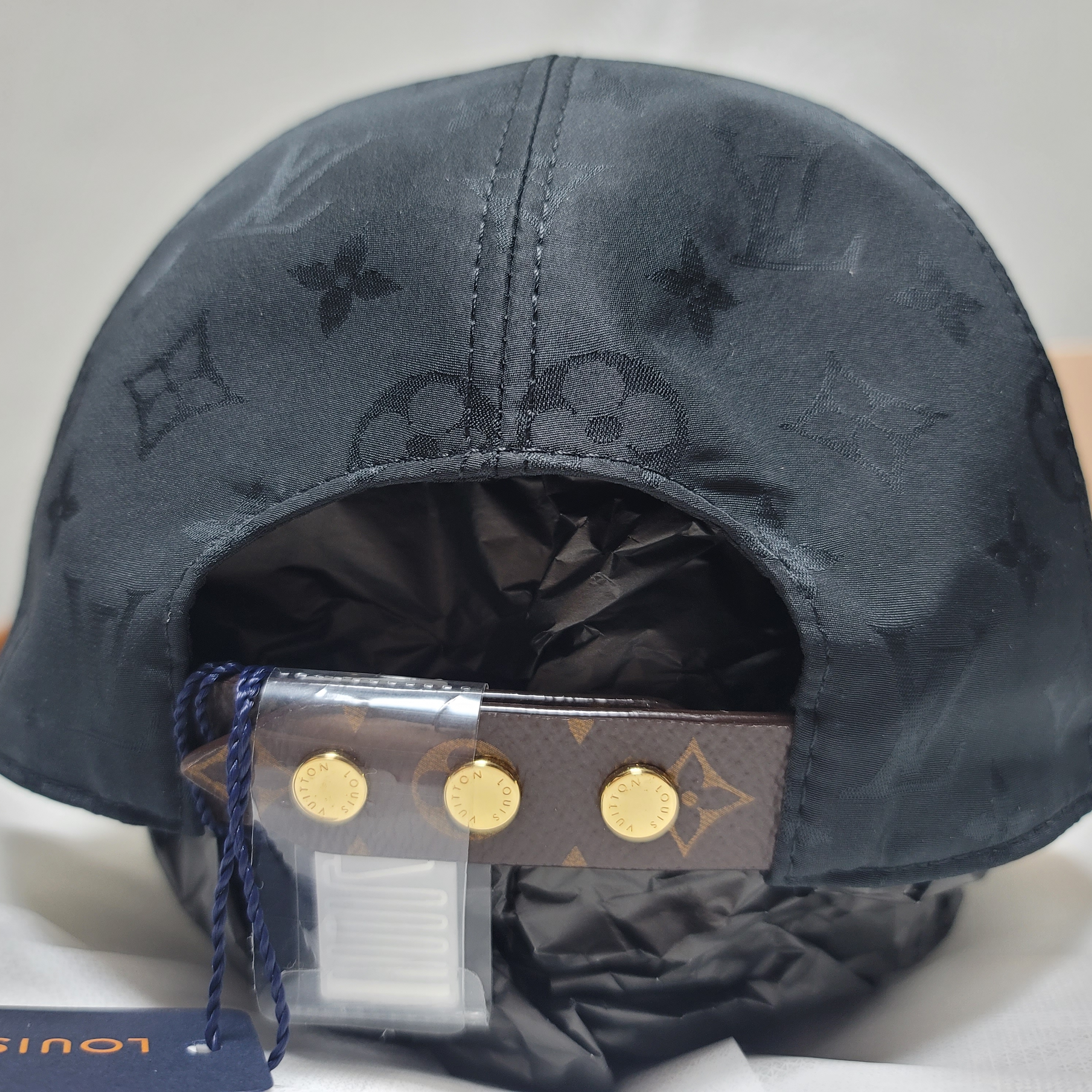(W) Louis Vuitton Cap Ou Pas Cap Black 착용 스타일 - 3