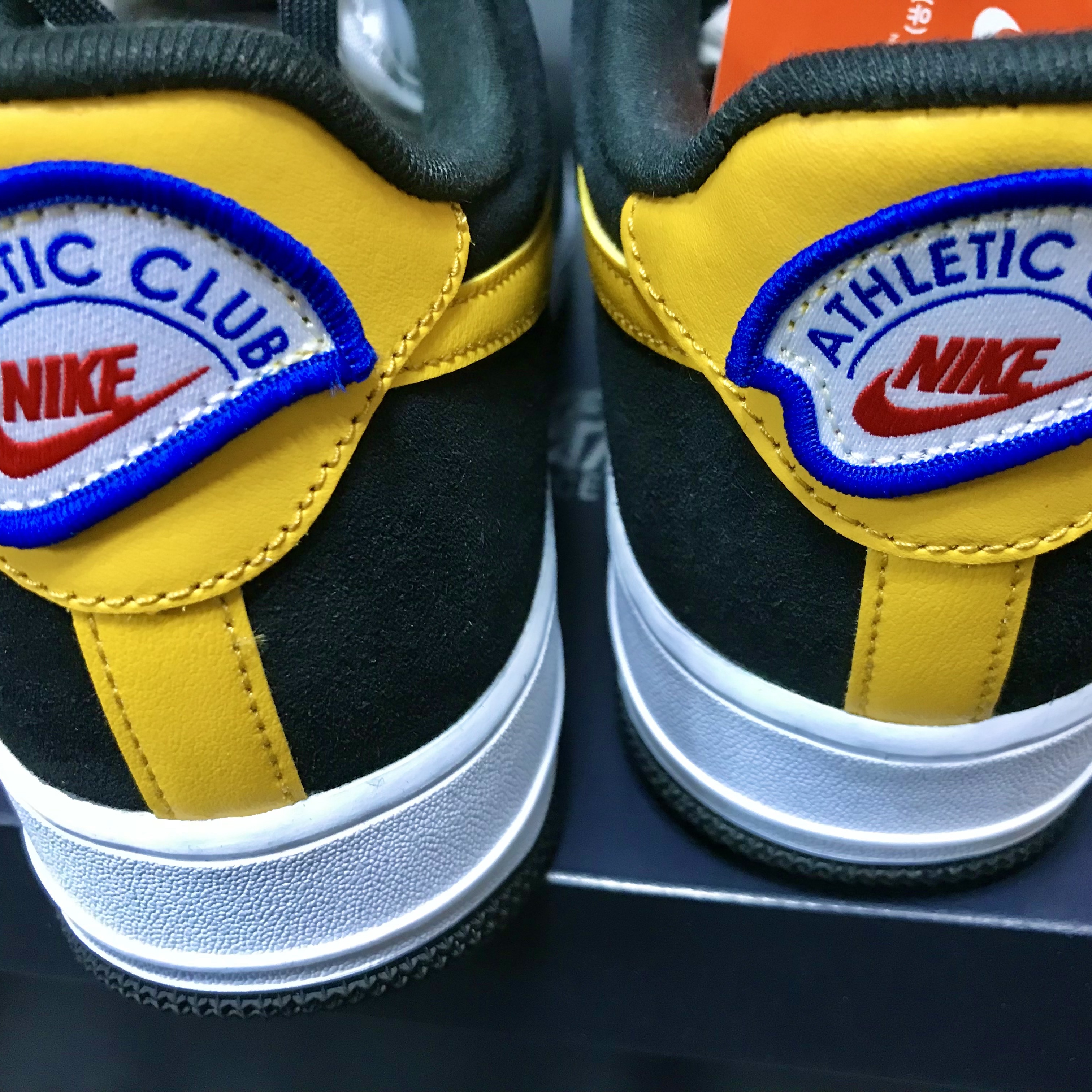 Nike Air Force 1 '07 LV8 Athletic Club Black Dark Sulfur 착용 스타일 - 3