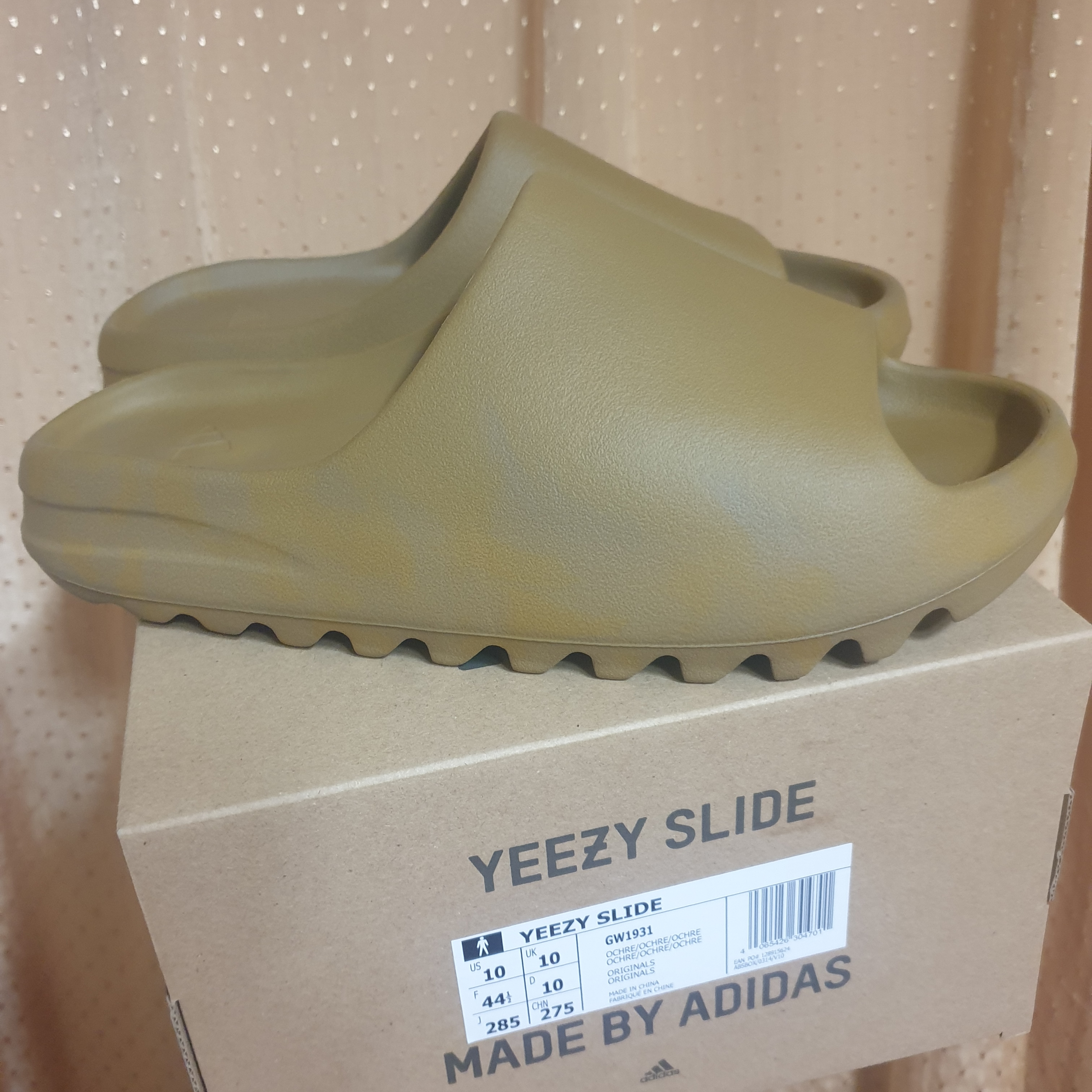 Adidas Yeezy Slide Ochre 착용 스타일 - 1