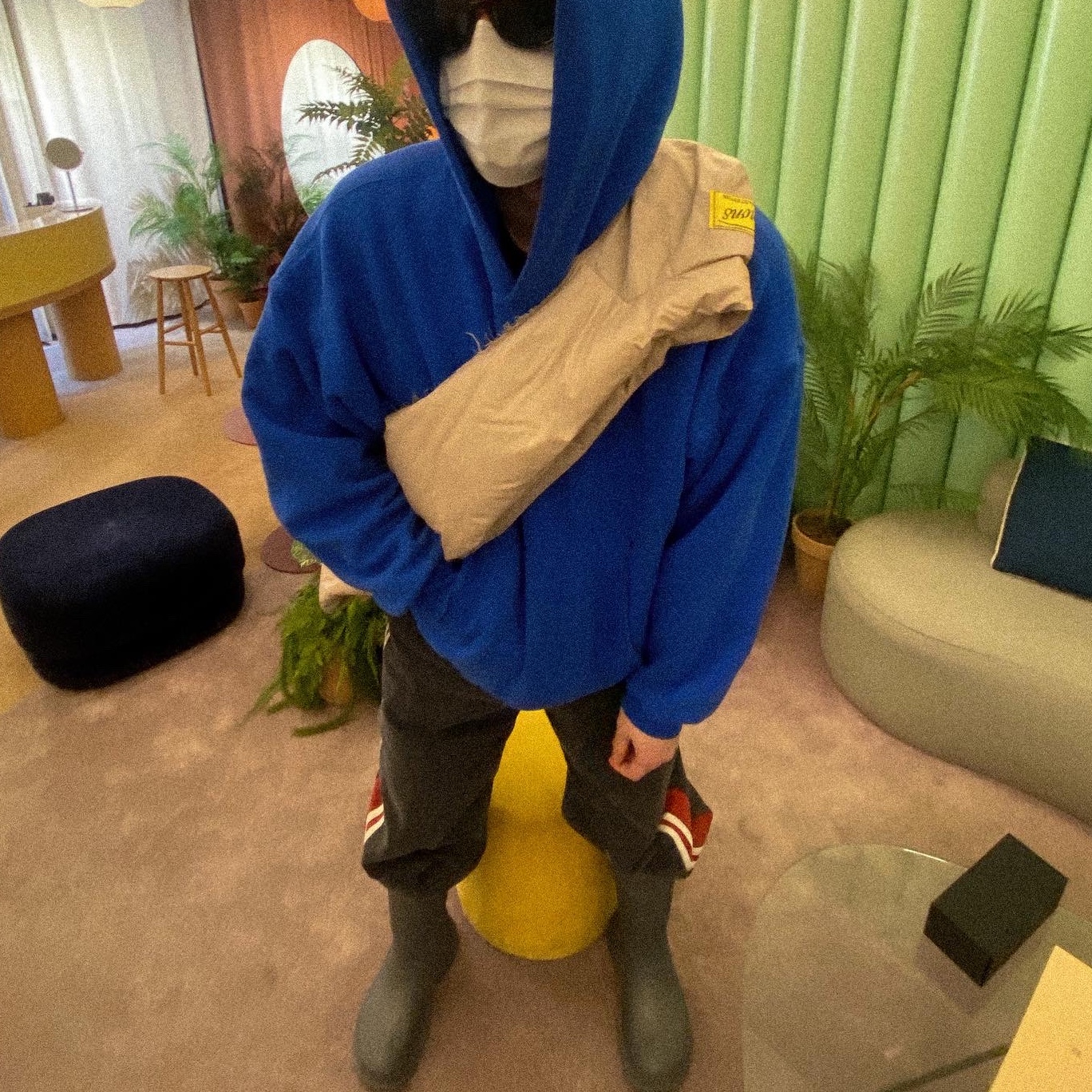 Yeezy Gap Hoodie Blue 착용 스타일 - 3