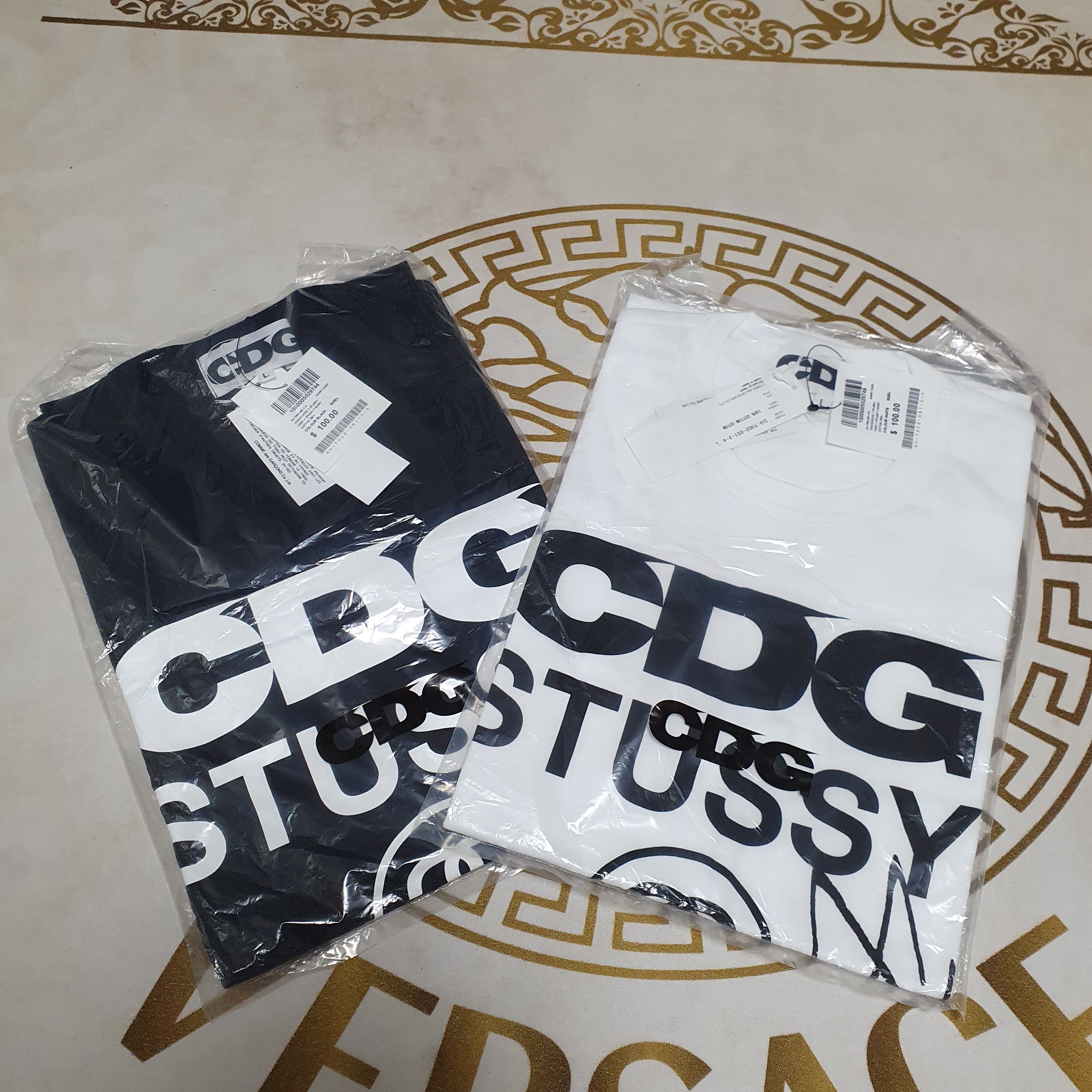 CDG x Stussy T-Shirt White, CDG x Stussy T-Shirt Black 착용 스타일
