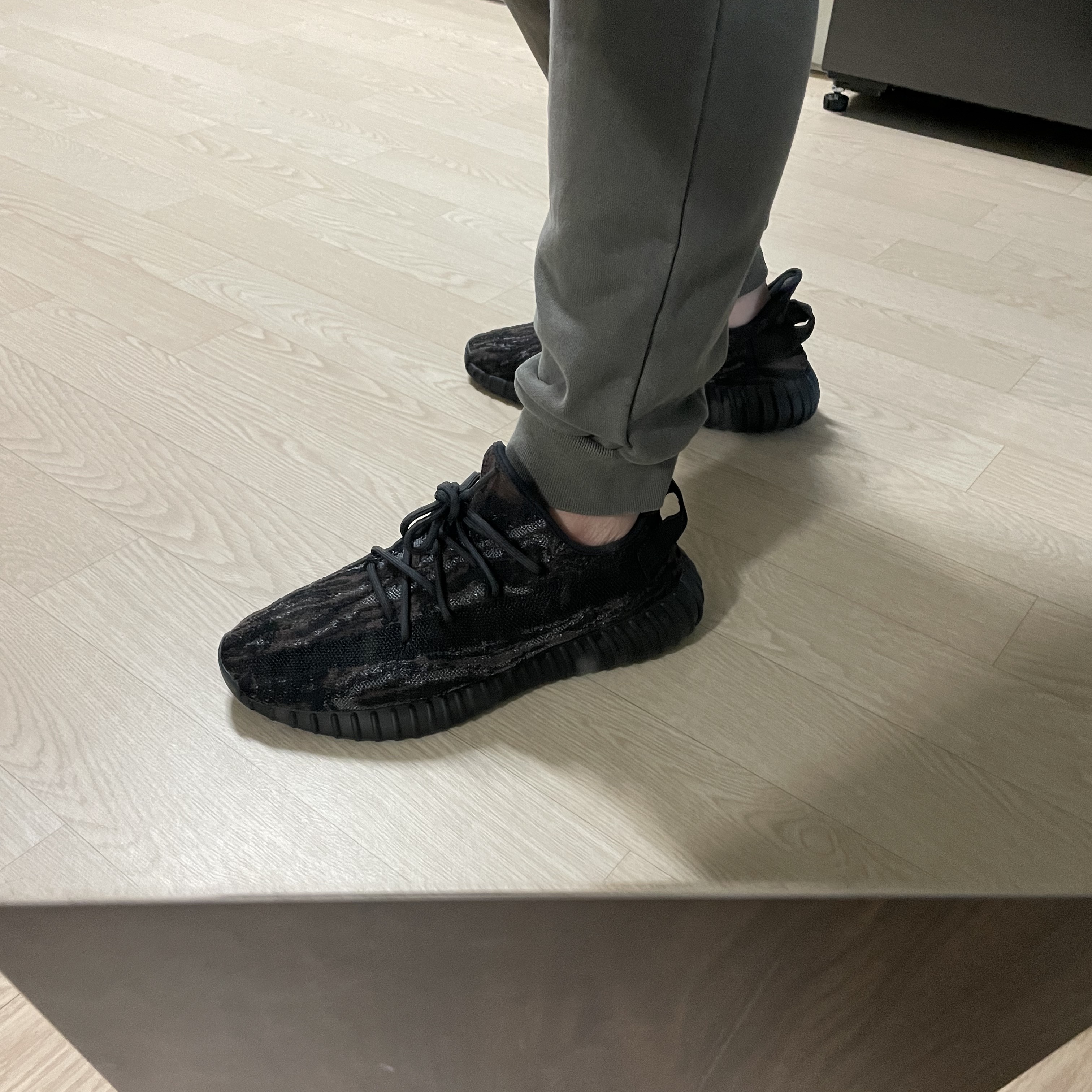 Adidas Yeezy Boost 350 V2 MX Rock 착용 스타일 - 4
