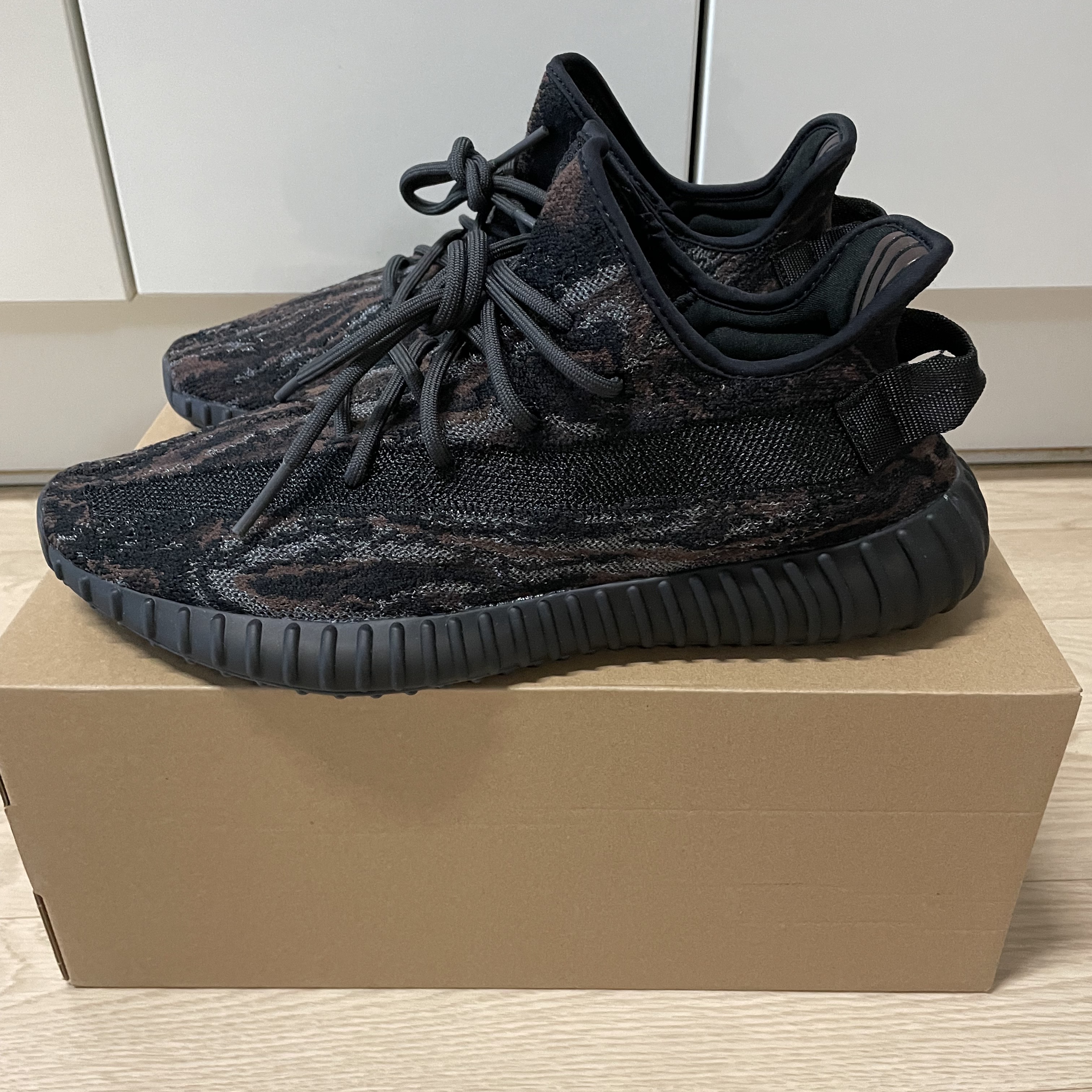 Adidas Yeezy Boost 350 V2 MX Rock 착용 스타일 - 1