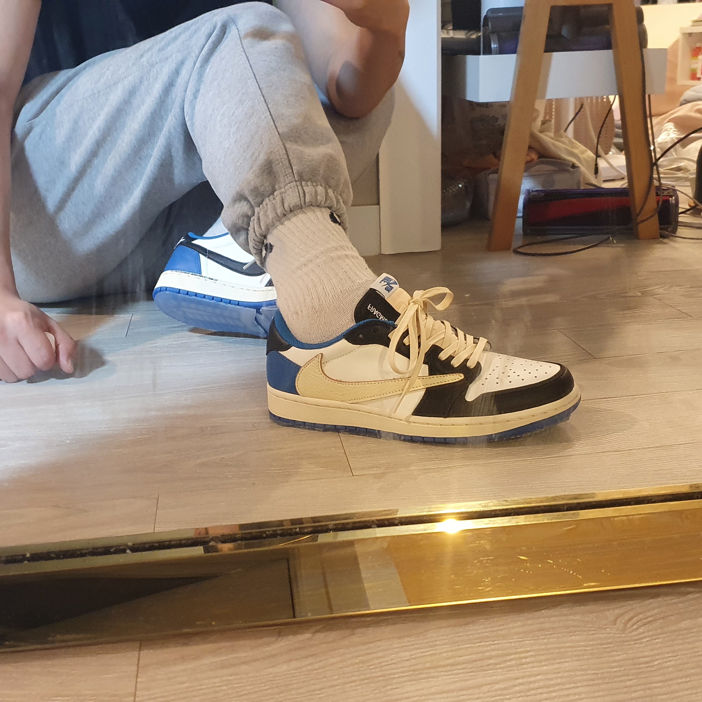 Jordan 1 x Travis Scott x Fragment Retro Low OG SP Military Blue 착용 스타일 - 2