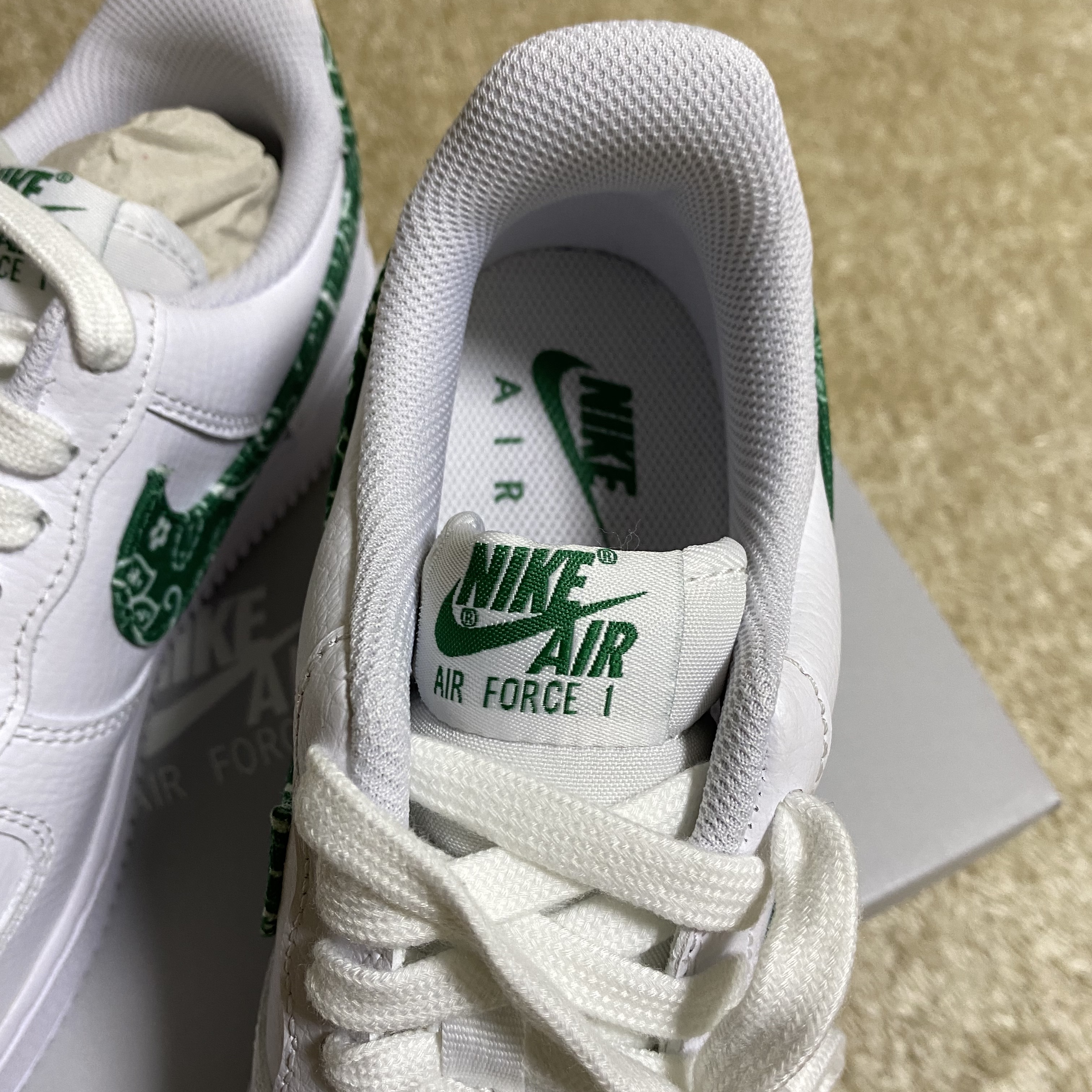 (W) Nike Air Force 1 '07 Essential Paisley Swoosh White Malachite 착용 스타일 - 3