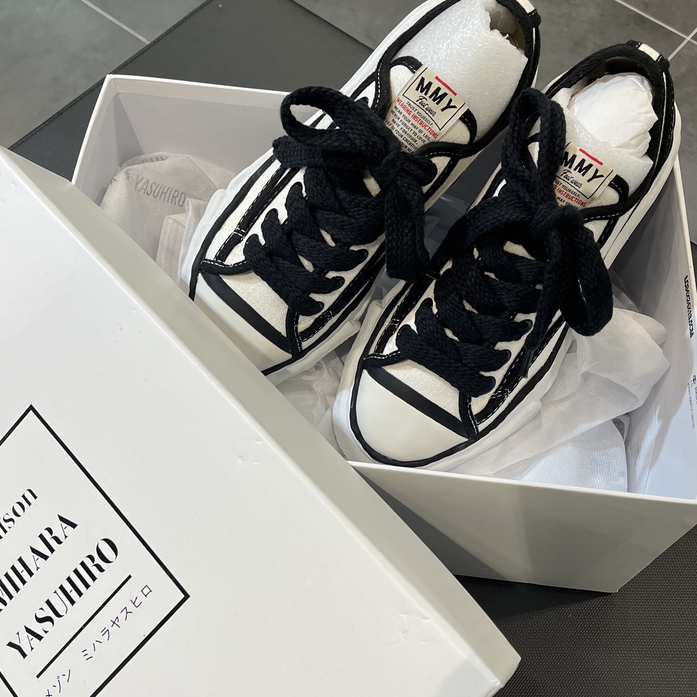 Maison Mihara Yasuhiro Peterson OG Sole Trick Detail Low Cut Sneakers White 착용 스타일