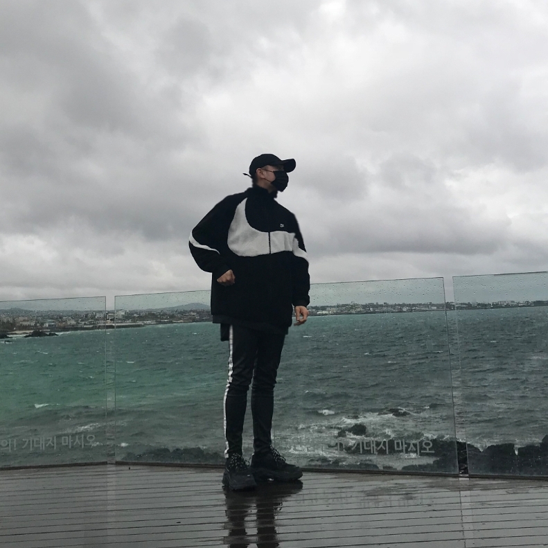 Nike Big Swoosh Full Zip Jacket Black Sail, Balenciaga Triple S Triple Black 2018 Reissue (Pre-Distressed) 착용 스타일 - 1