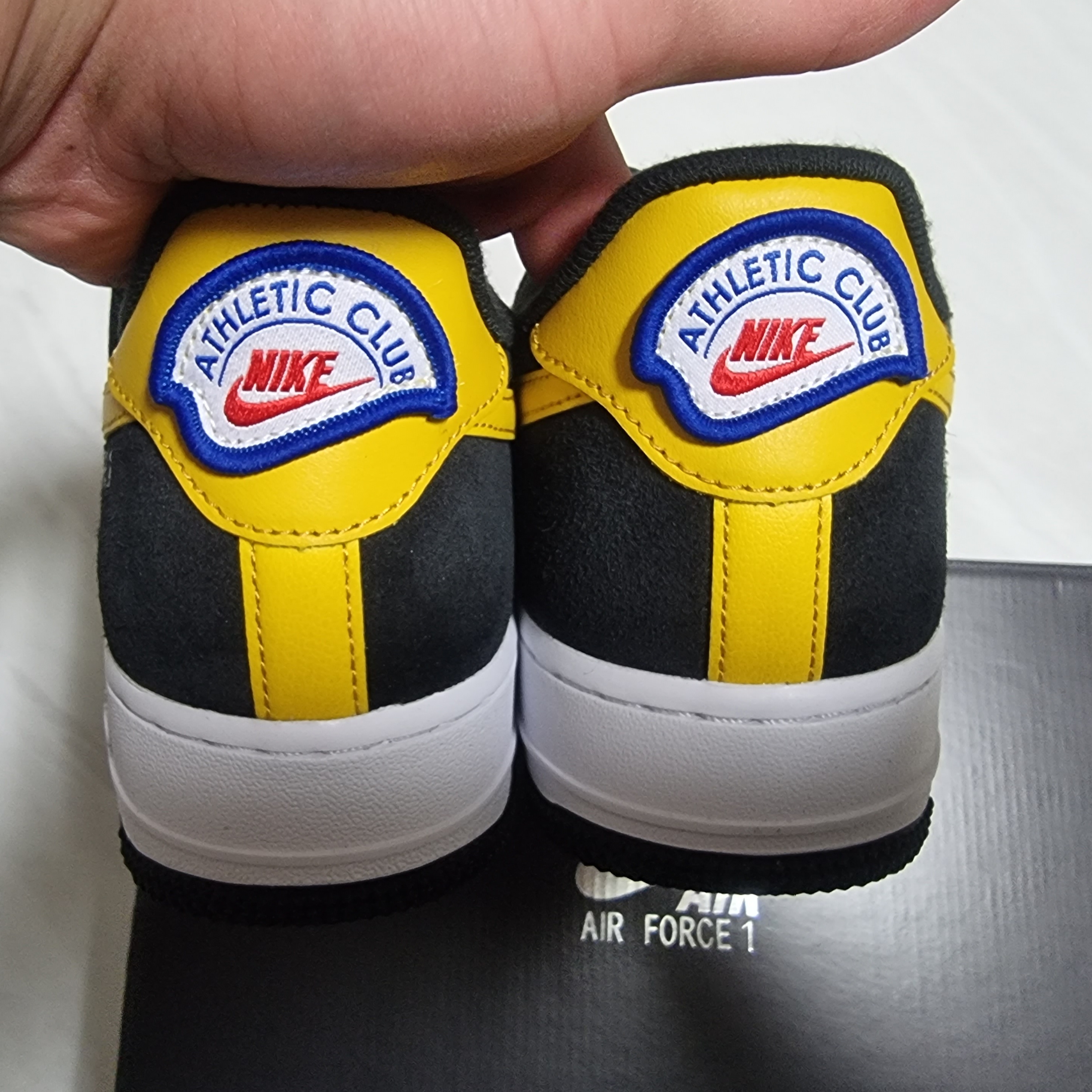 Nike Air Force 1 '07 LV8 Athletic Club Black Dark Sulfur 착용 스타일 - 5