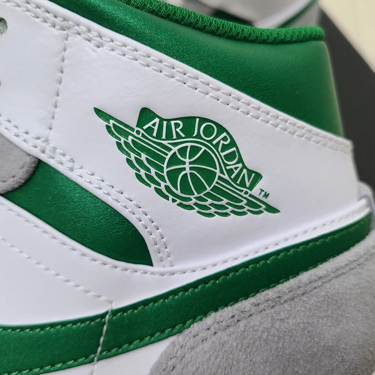 Jordan 1 Mid SE Pine Green Light Smoke Grey 착용 스타일 - 3