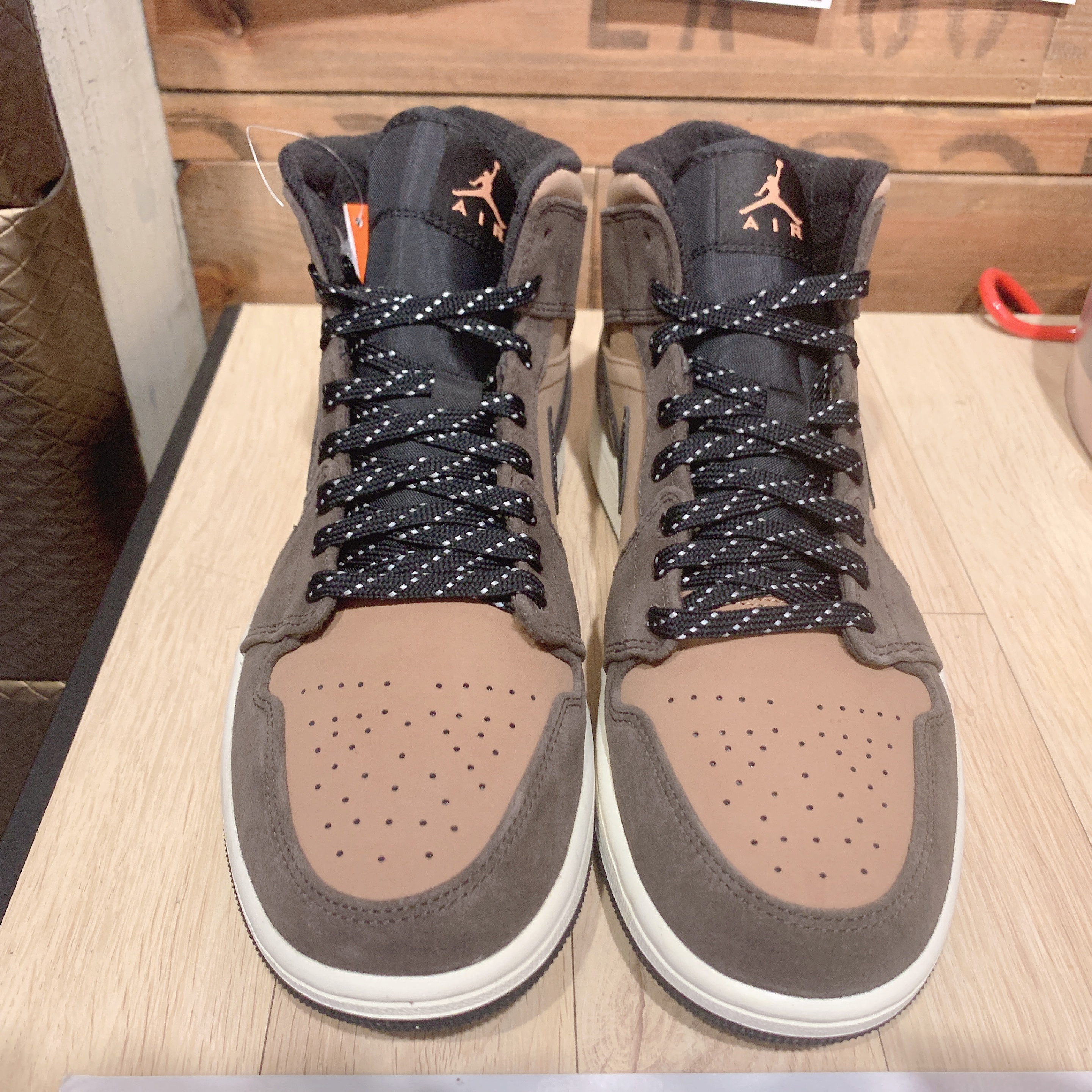 Jordan 1 Mid SE Dark Chocolate 착용 스타일 - 2