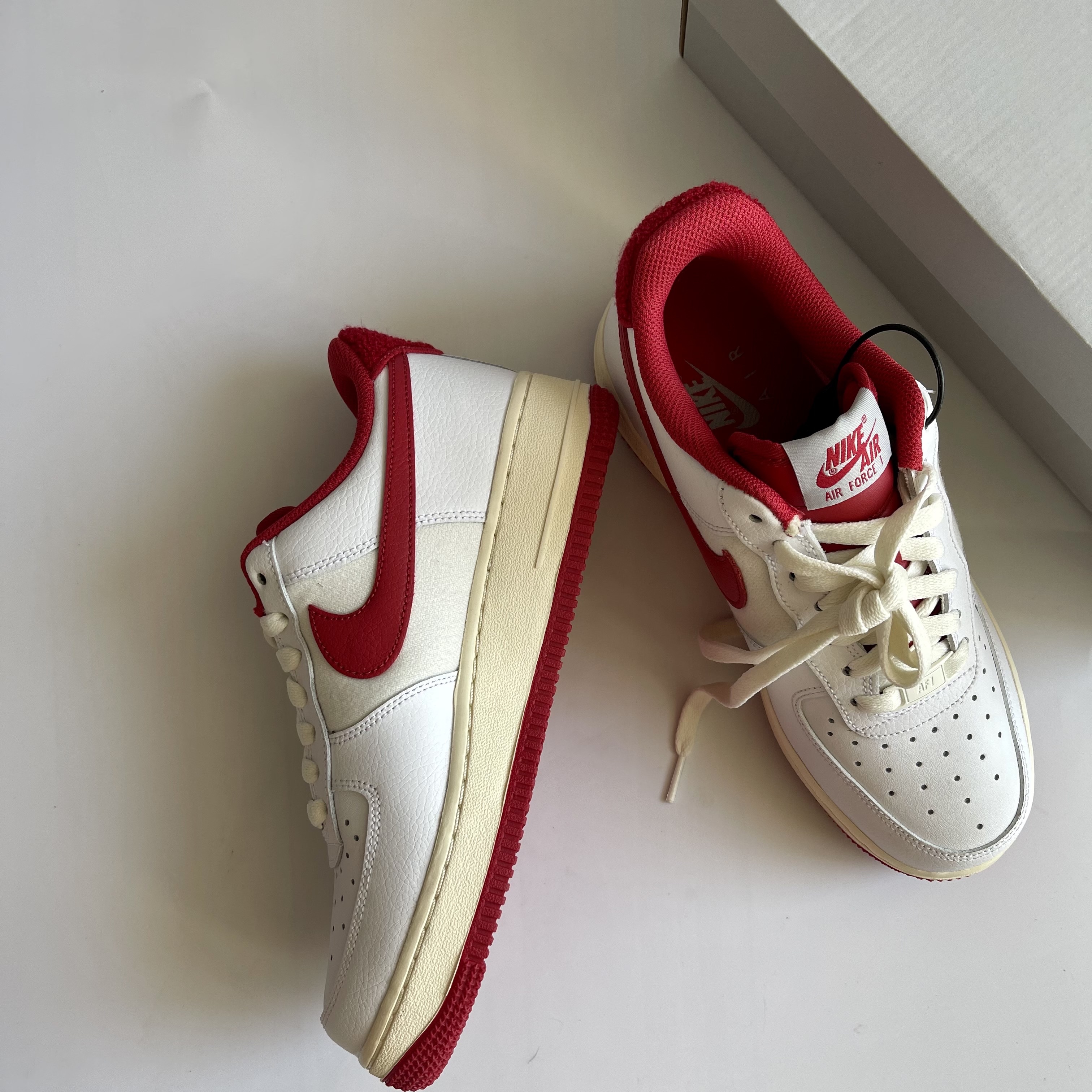 Nike Air Force 1 '07 LV8 Varsity White Gym Red 착용 스타일 - 2