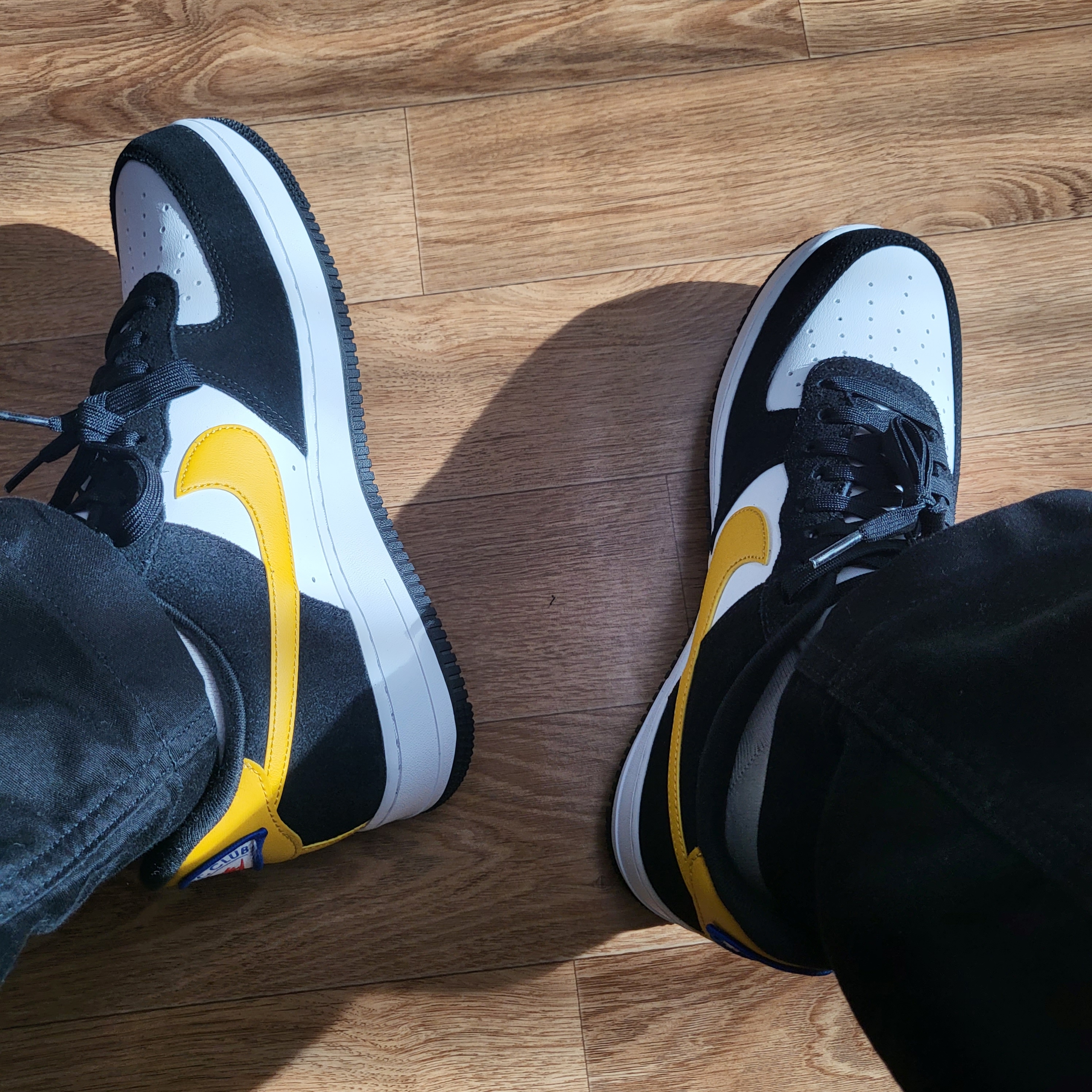 Nike Air Force 1 '07 LV8 Athletic Club Black Dark Sulfur 착용 스타일 - 1