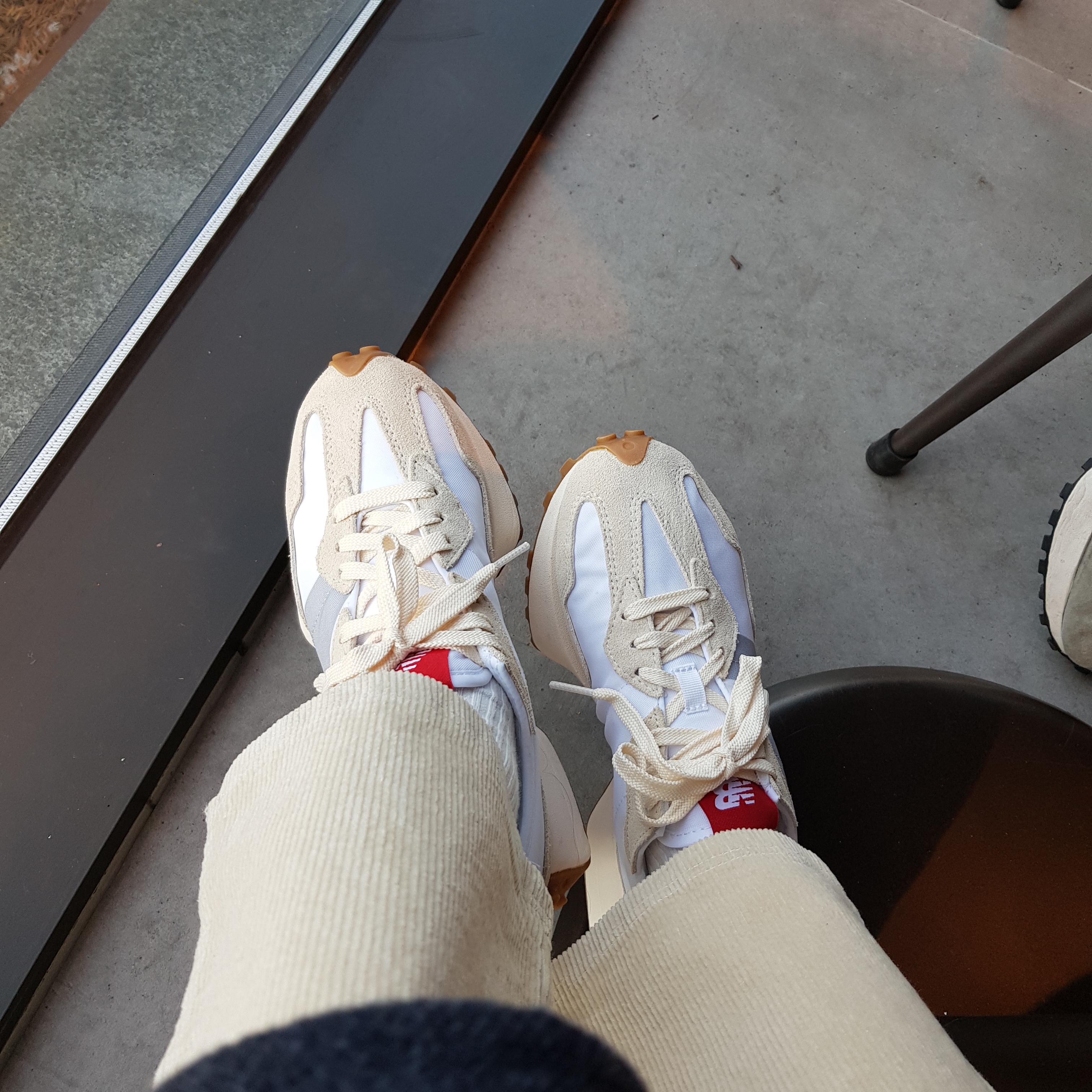 New Balance 327 White Silver Gum, New Balance 327 Grey 착용 스타일 - 1