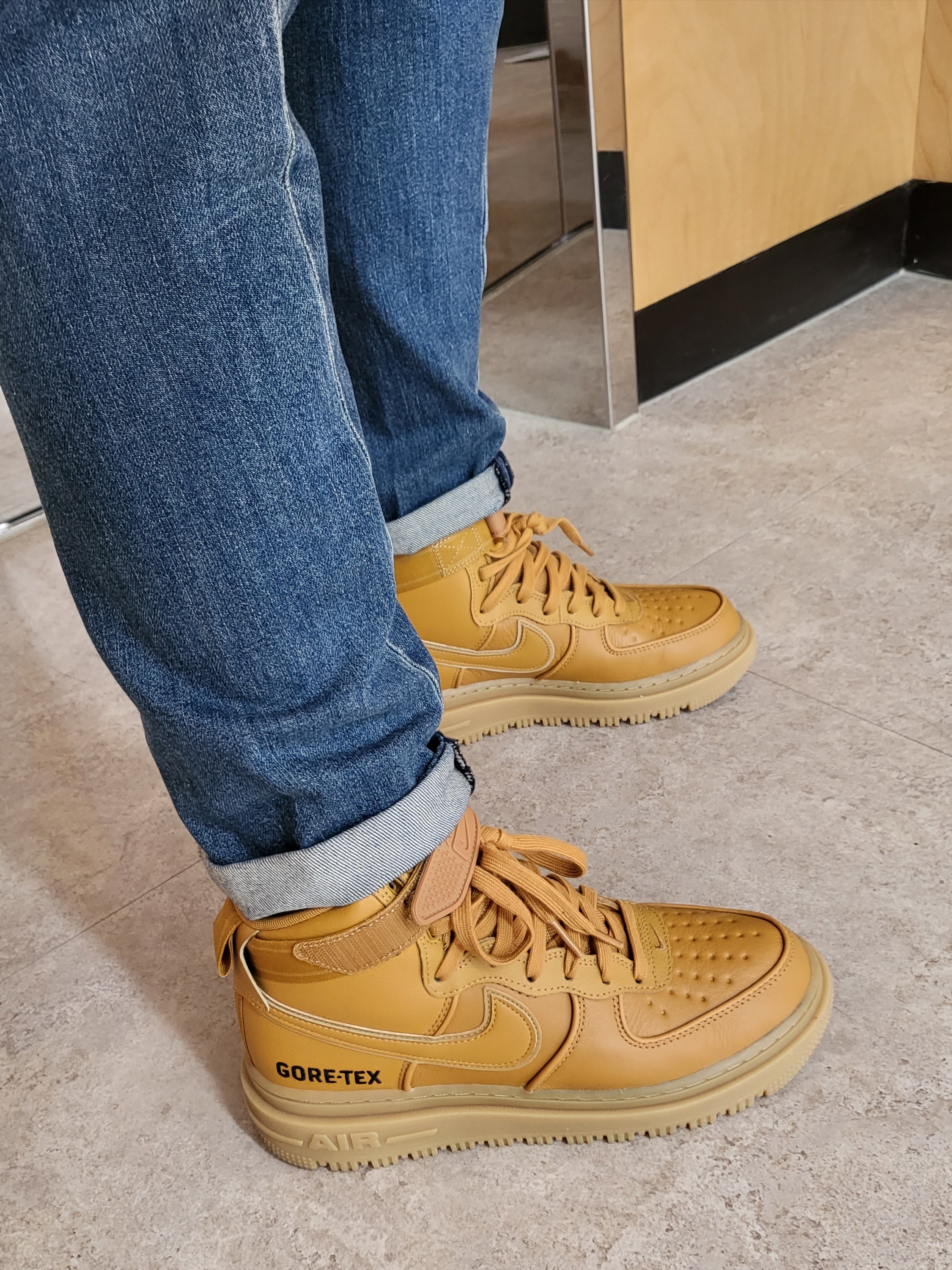 Nike Air Force 1 High Gore-Tex Boot Wheat 착용 스타일 - 2