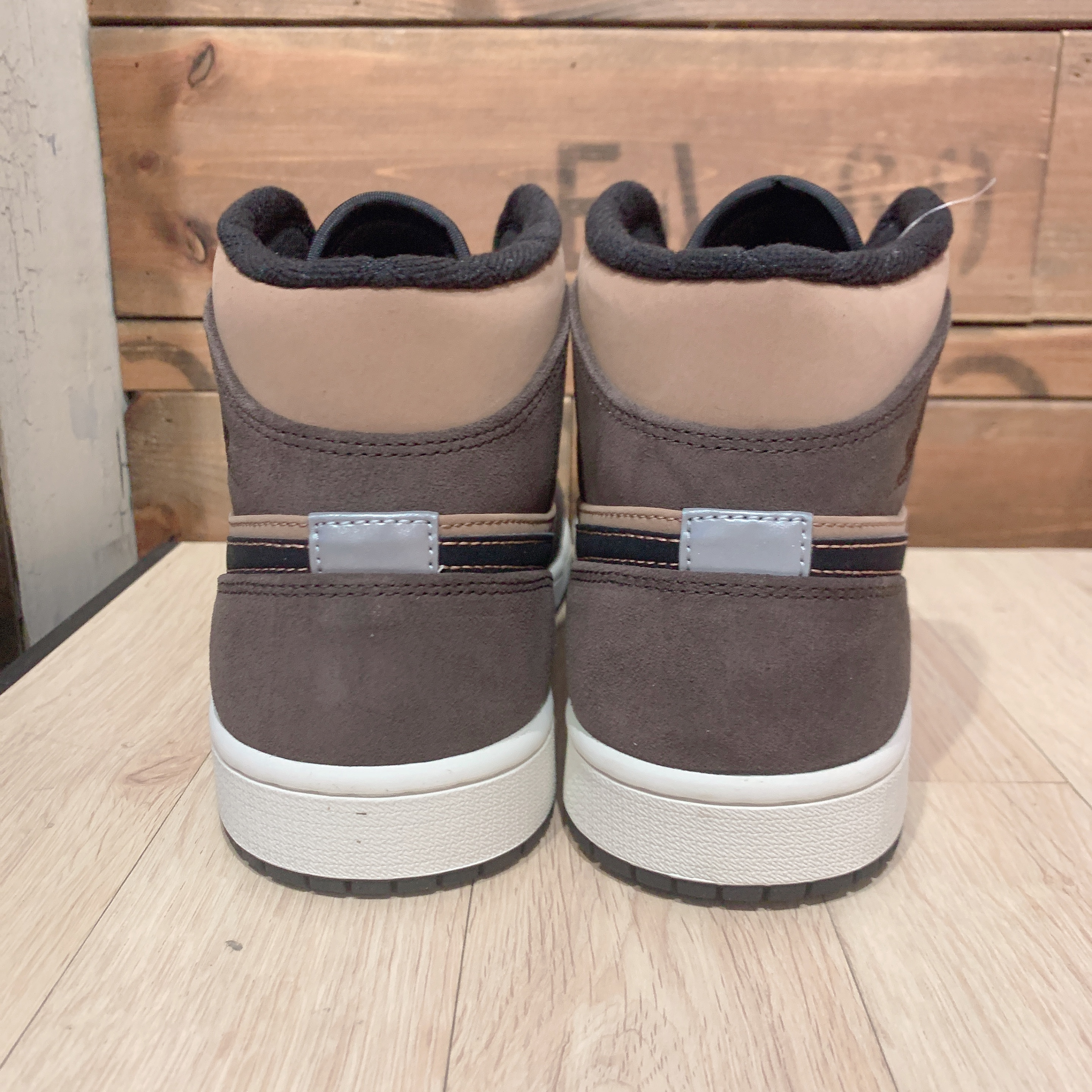 Jordan 1 Mid SE Dark Chocolate 착용 스타일 - 3