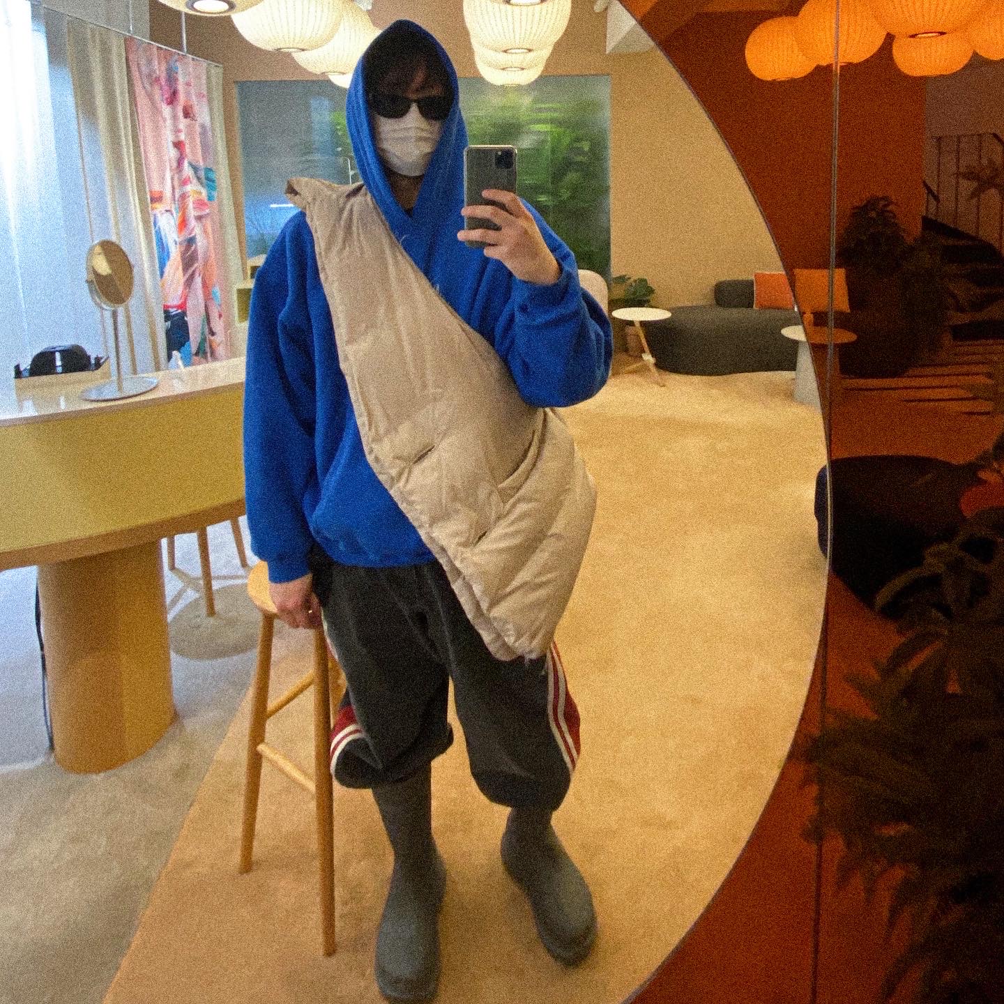 Yeezy Gap Hoodie Blue 착용 스타일 - 2