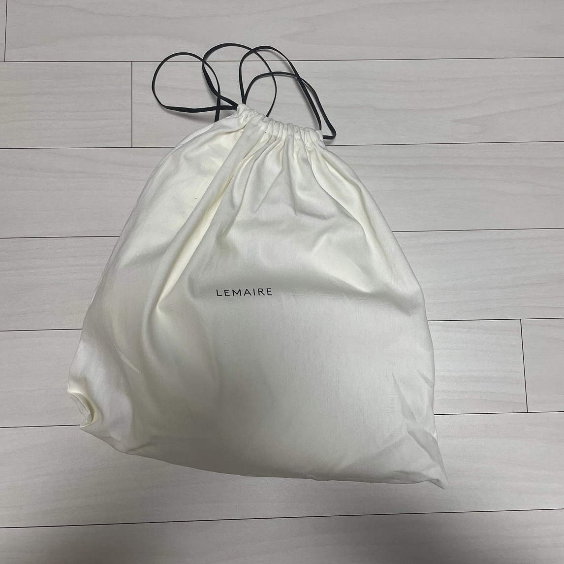 Lemaire Small Croissant Bag Soft Nappa Leather White 착용 스타일 - 2