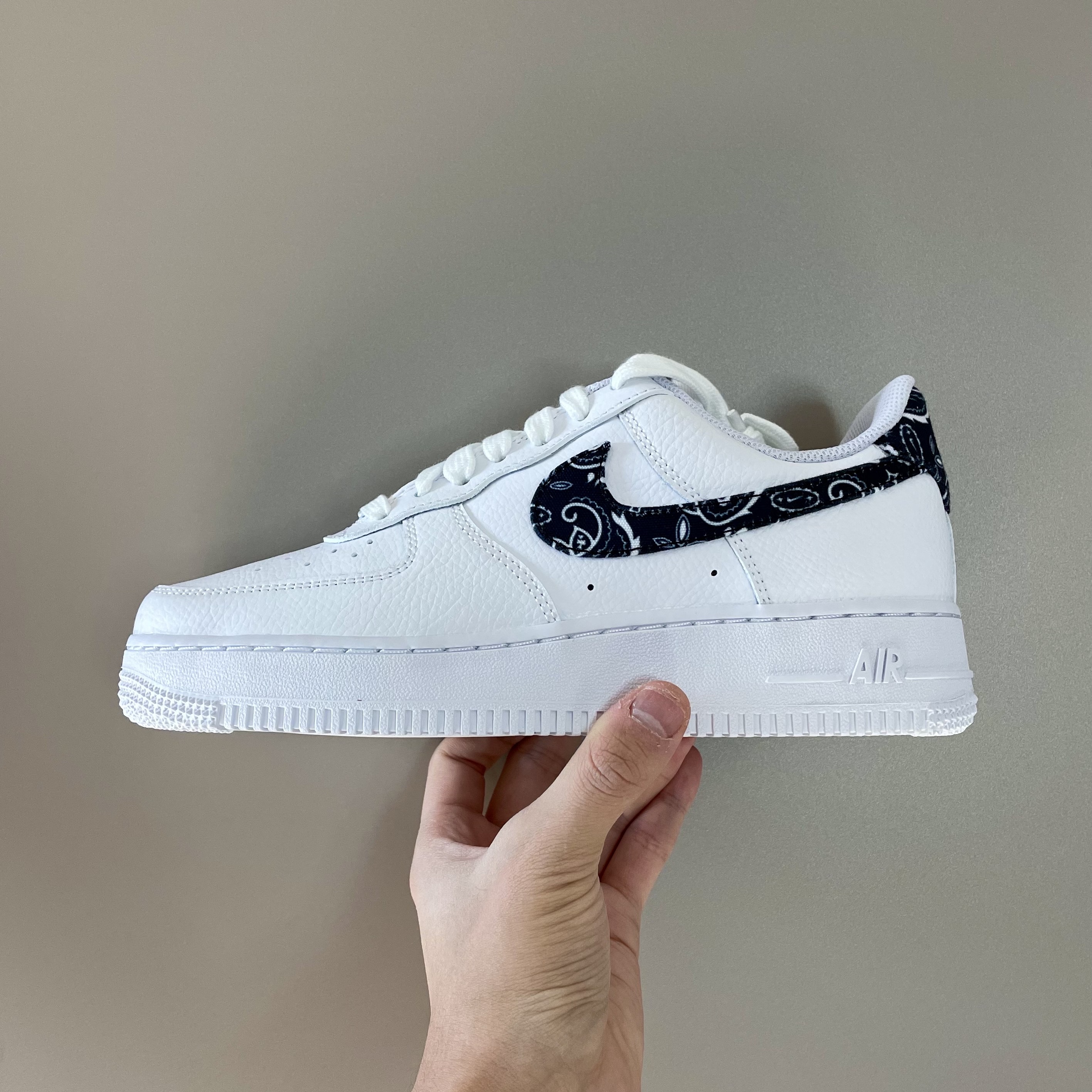 (W) Nike Air Force 1 '07 Essential Paisley Swoosh White Black 착용 스타일