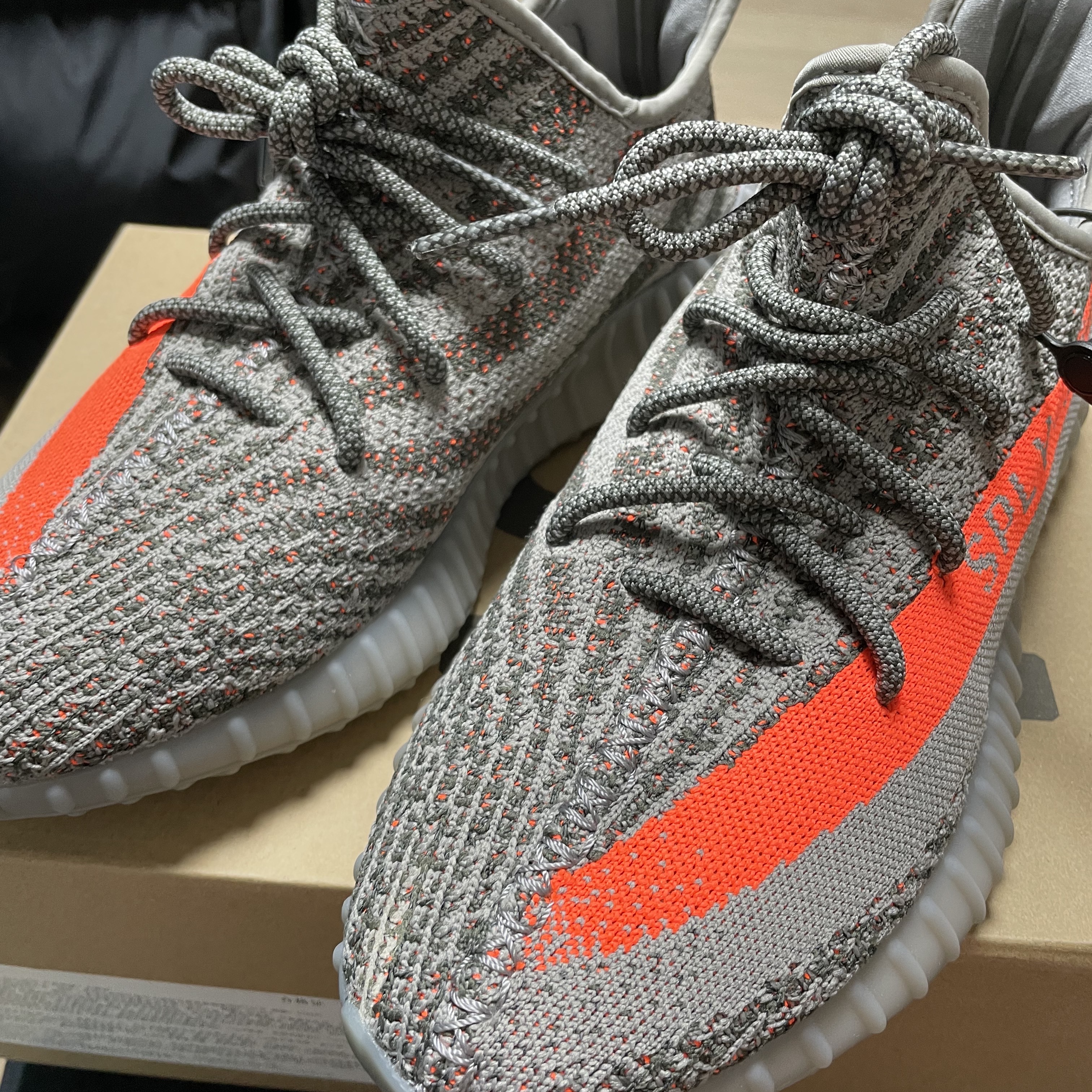 Adidas Yeezy Boost 350 V2 Beluga - Reflective 착용 스타일