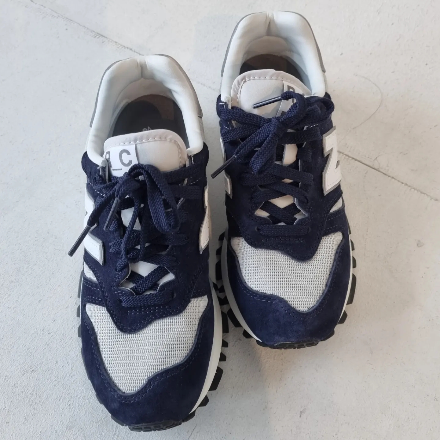 New Balance R_C 1300 Navy Pigment 착용 스타일 - 3