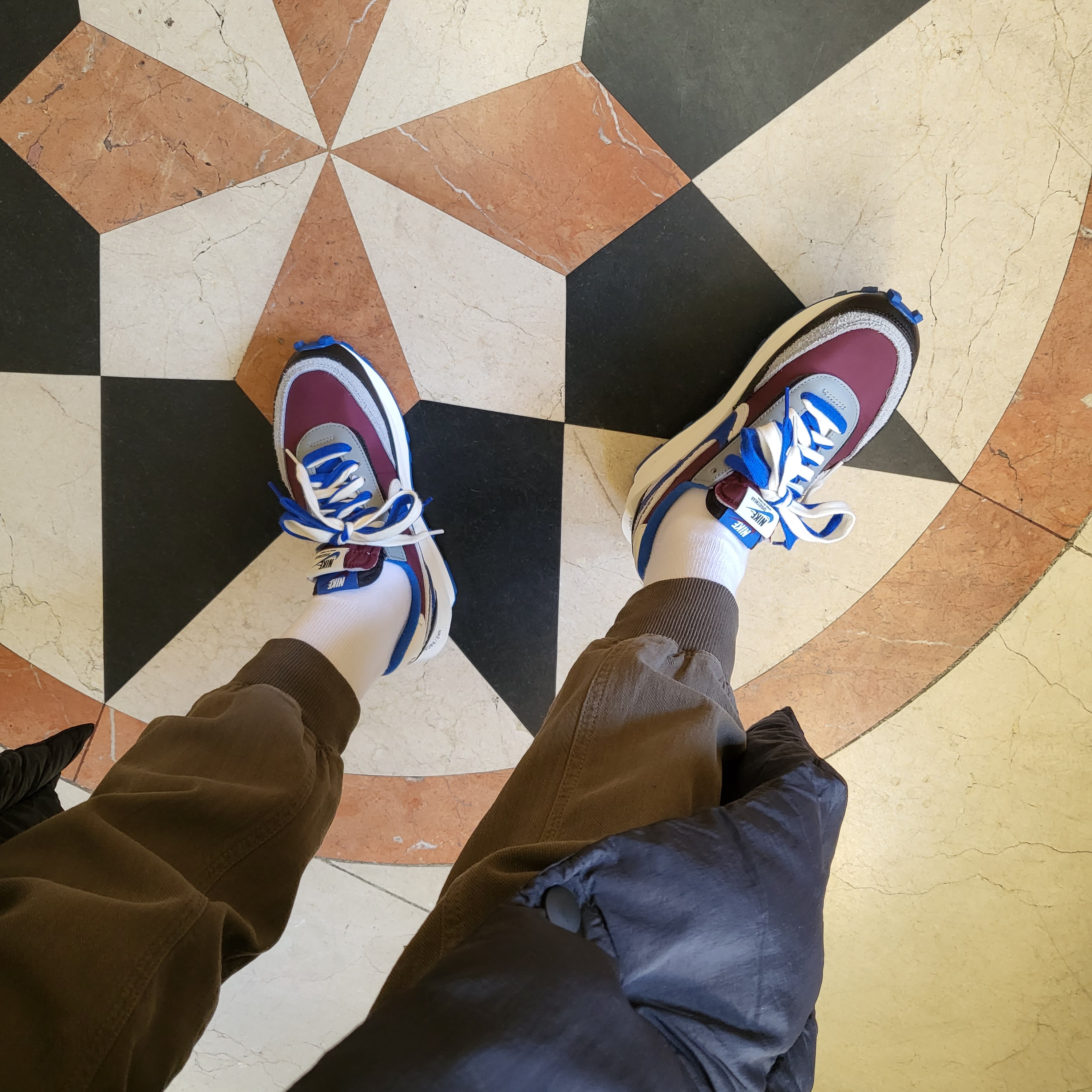 Nike x Sacai x Undercover LDWaffle Night Maroon Team Royal 착용 스타일 - 1