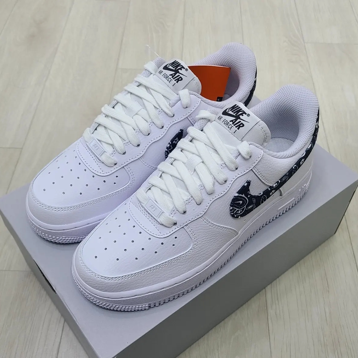 (W) Nike Air Force 1 '07 Essential Paisley Swoosh White Black 착용 스타일 - 2