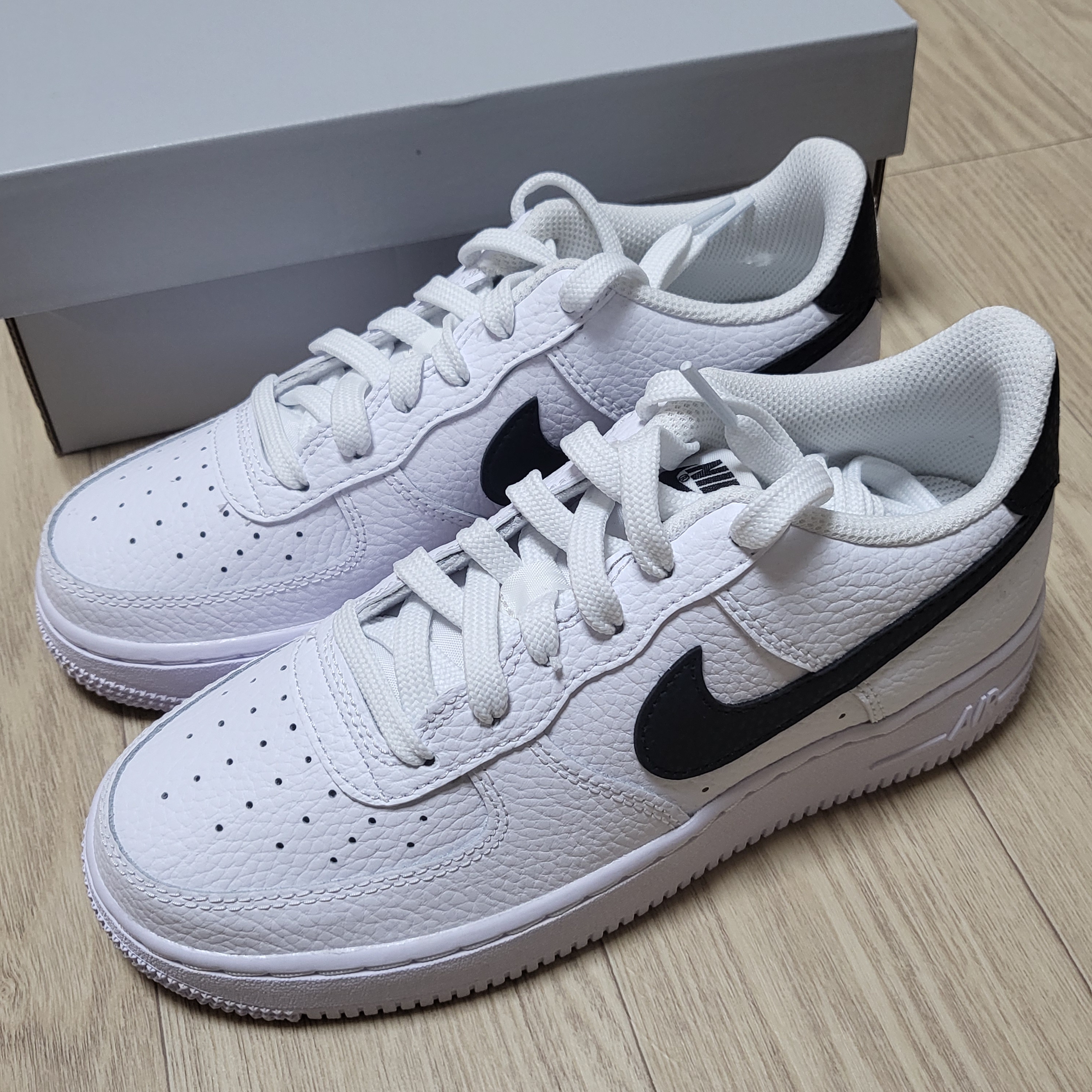 (GS) Nike Air Force 1 White Black 착용 스타일