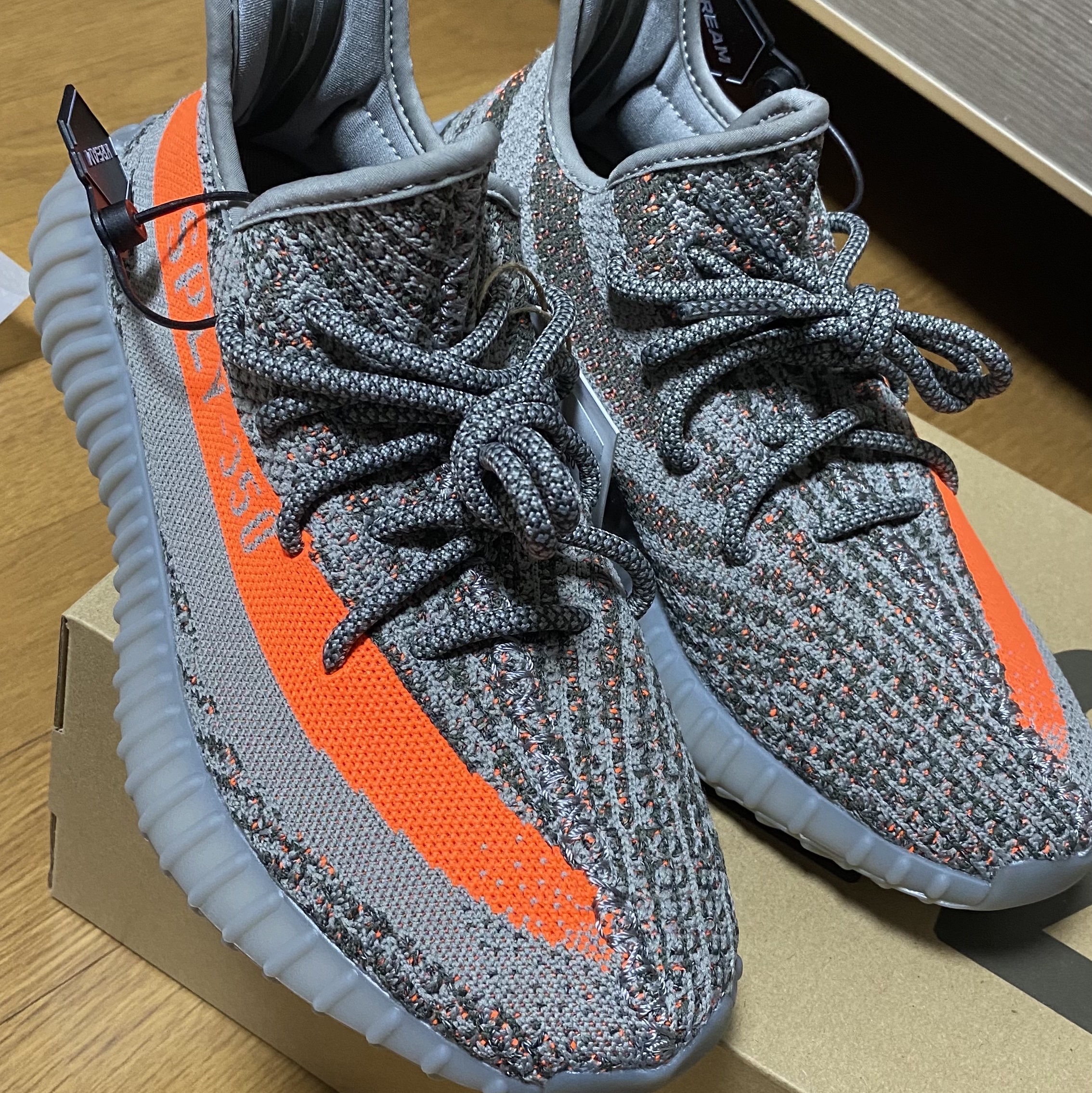 Adidas Yeezy Boost 350 V2 Beluga - Reflective 착용 스타일