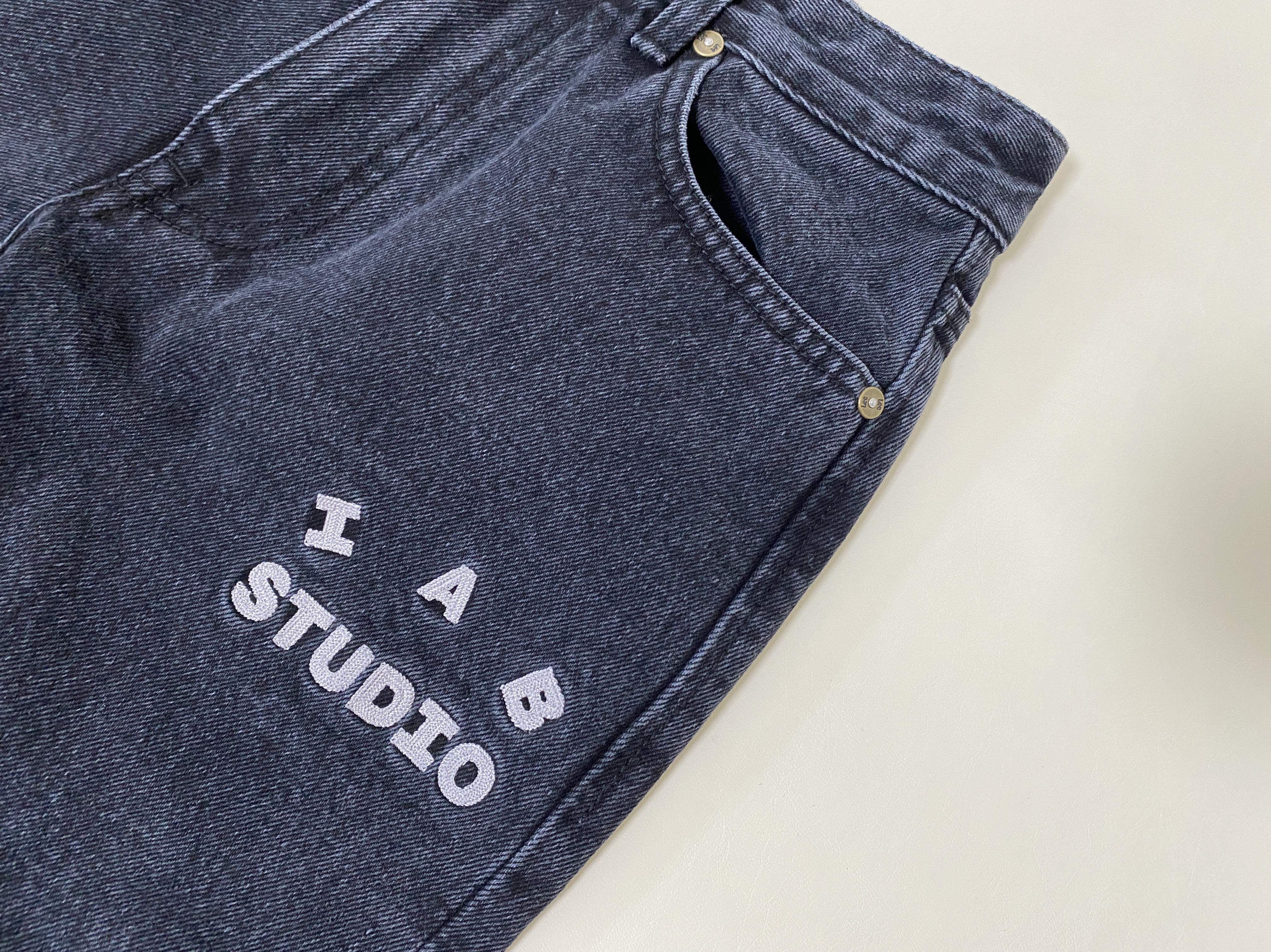 IAB Studio x Lee Denim Jeans Black 착용 스타일 - 1