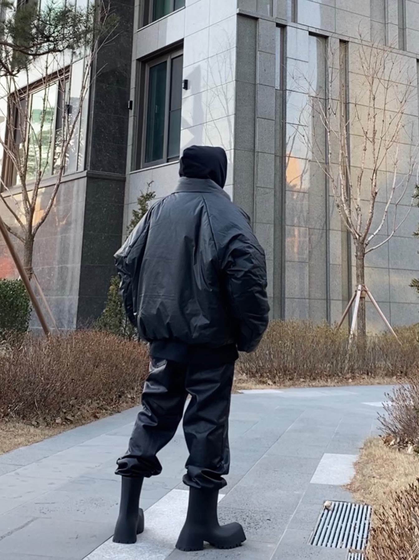 Yeezy Gap Round Jacket Black, Yeezy Gap Hoodie Black 착용 스타일 - 2