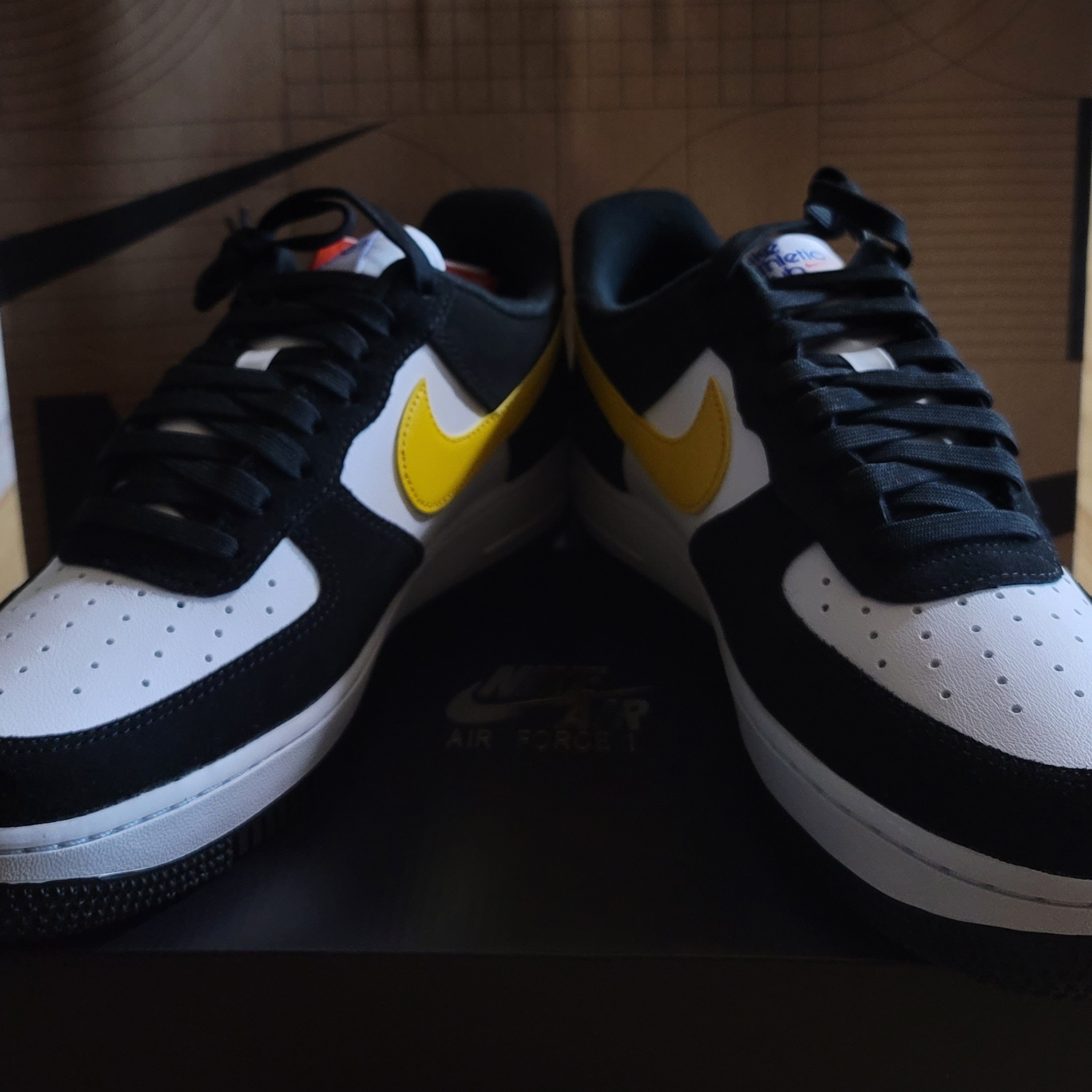 Nike Air Force 1 '07 LV8 Athletic Club Black Dark Sulfur 착용 스타일