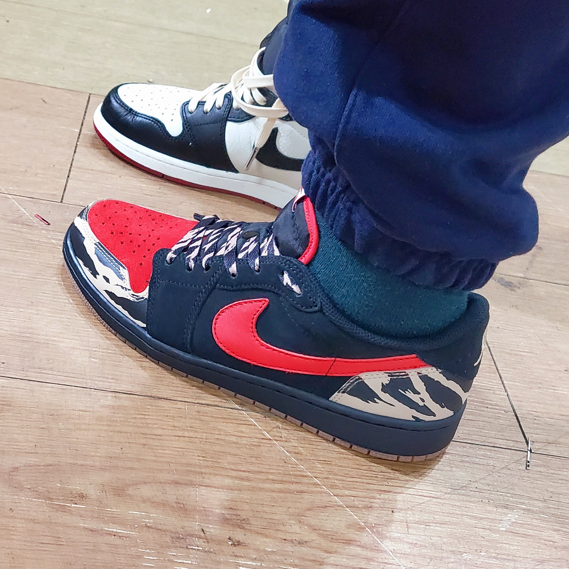 Jordan 1 x SoleFly Retro Low OG SP Black and Sport Red 착용 스타일 - 2