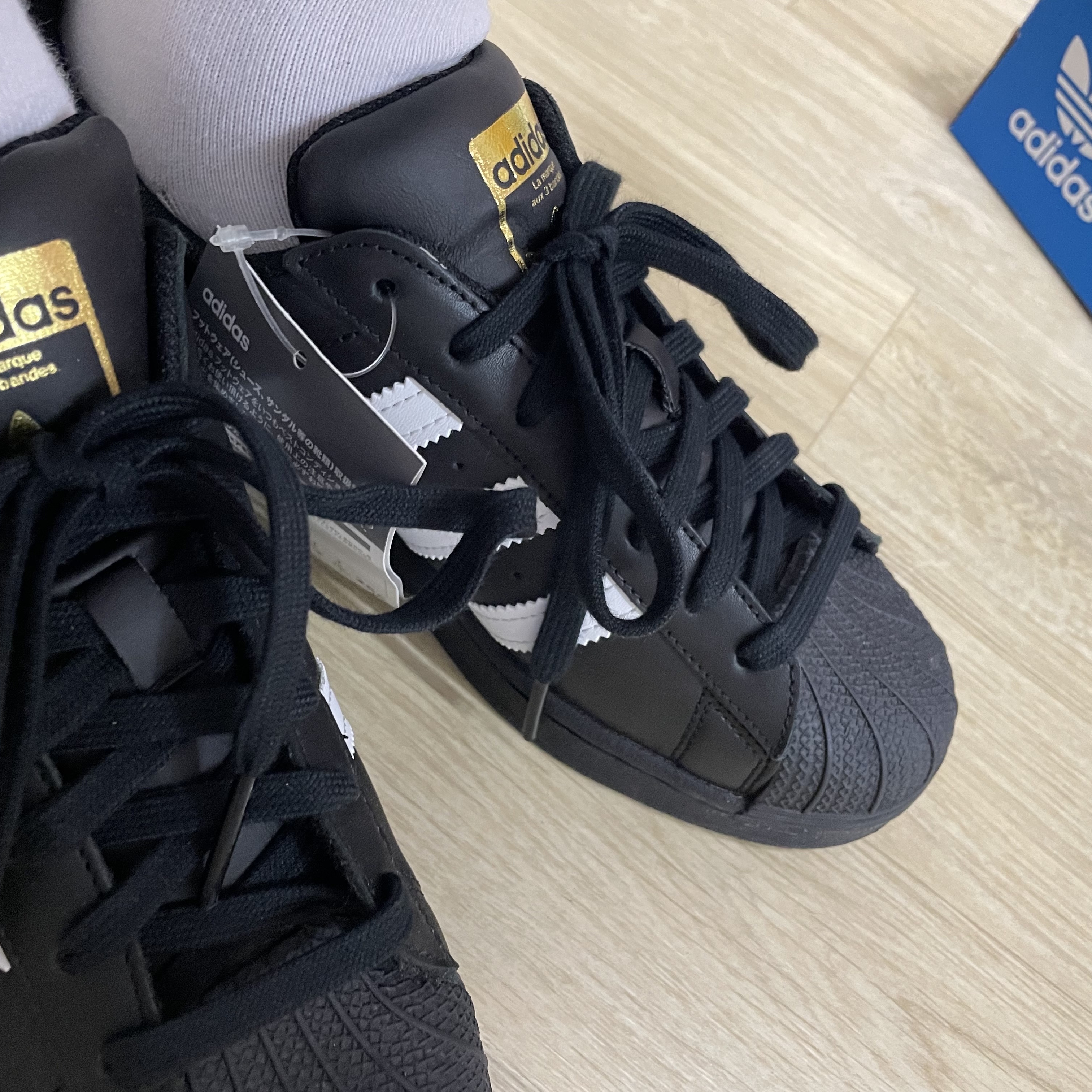 Adidas Superstar Core Black White 착용 스타일 - 3