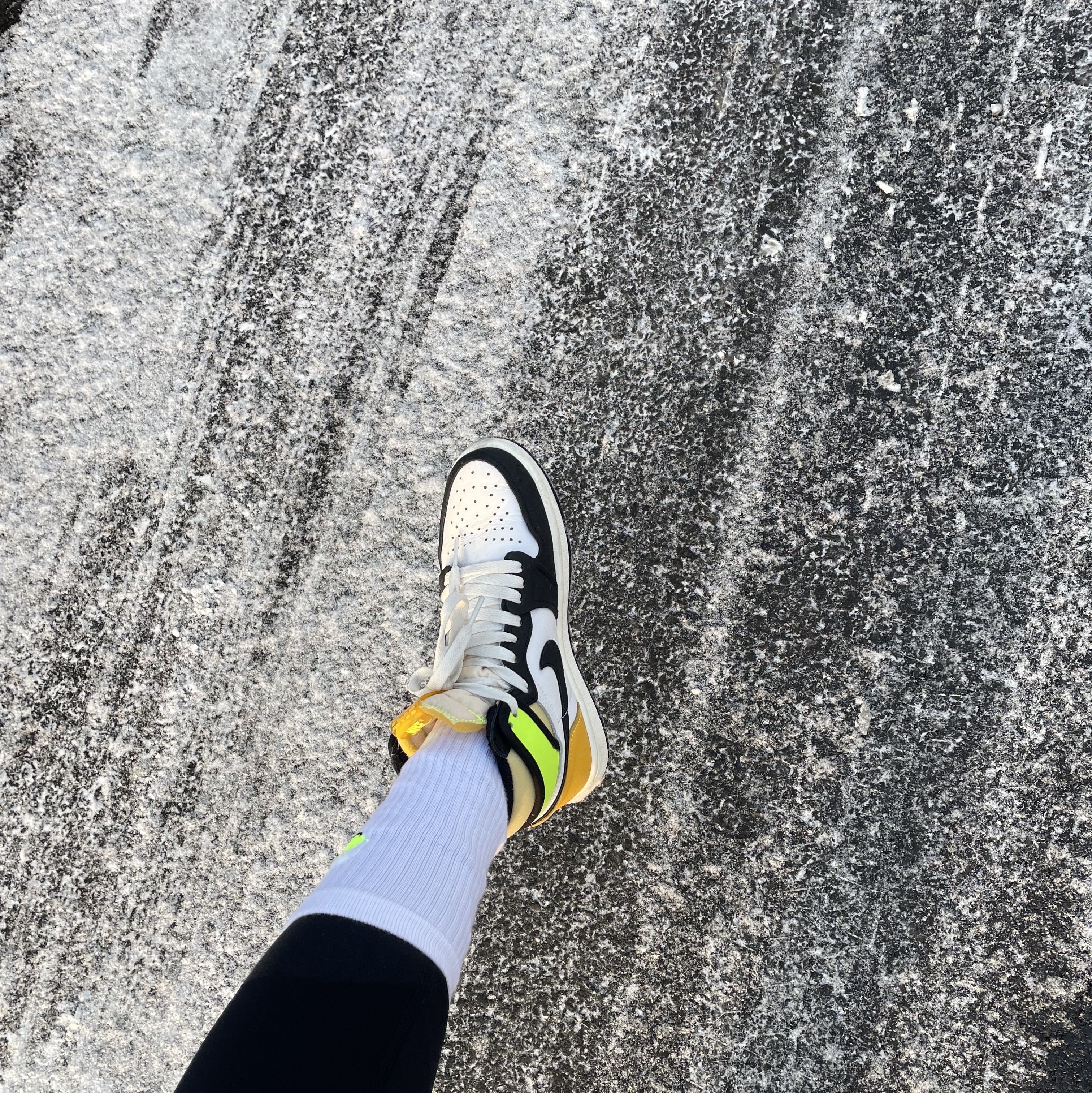 Jordan 1 Retro High OG Volt Gold 착용 스타일