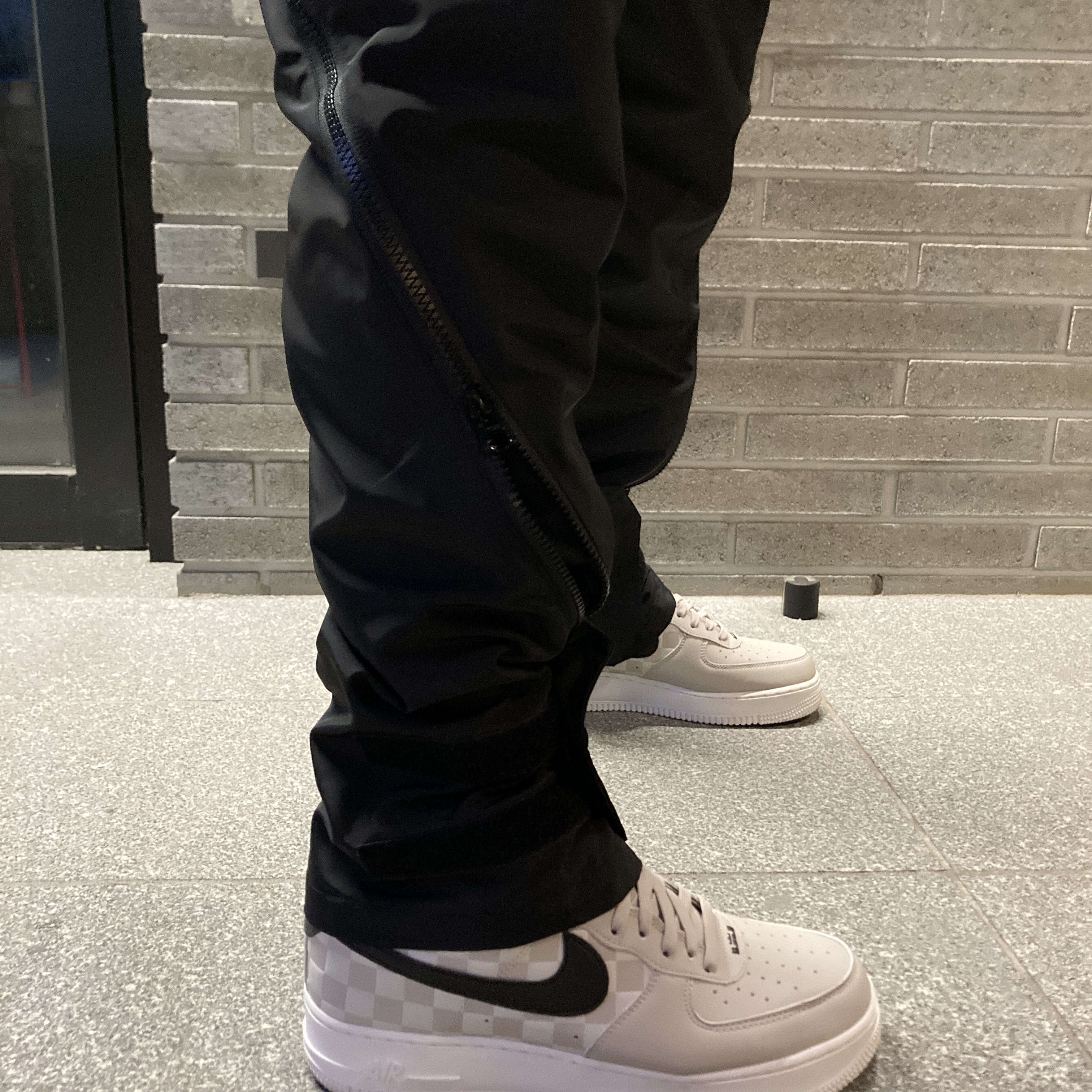 Nike Air Force 1 '07 QS LBJ 착용 스타일 - 4