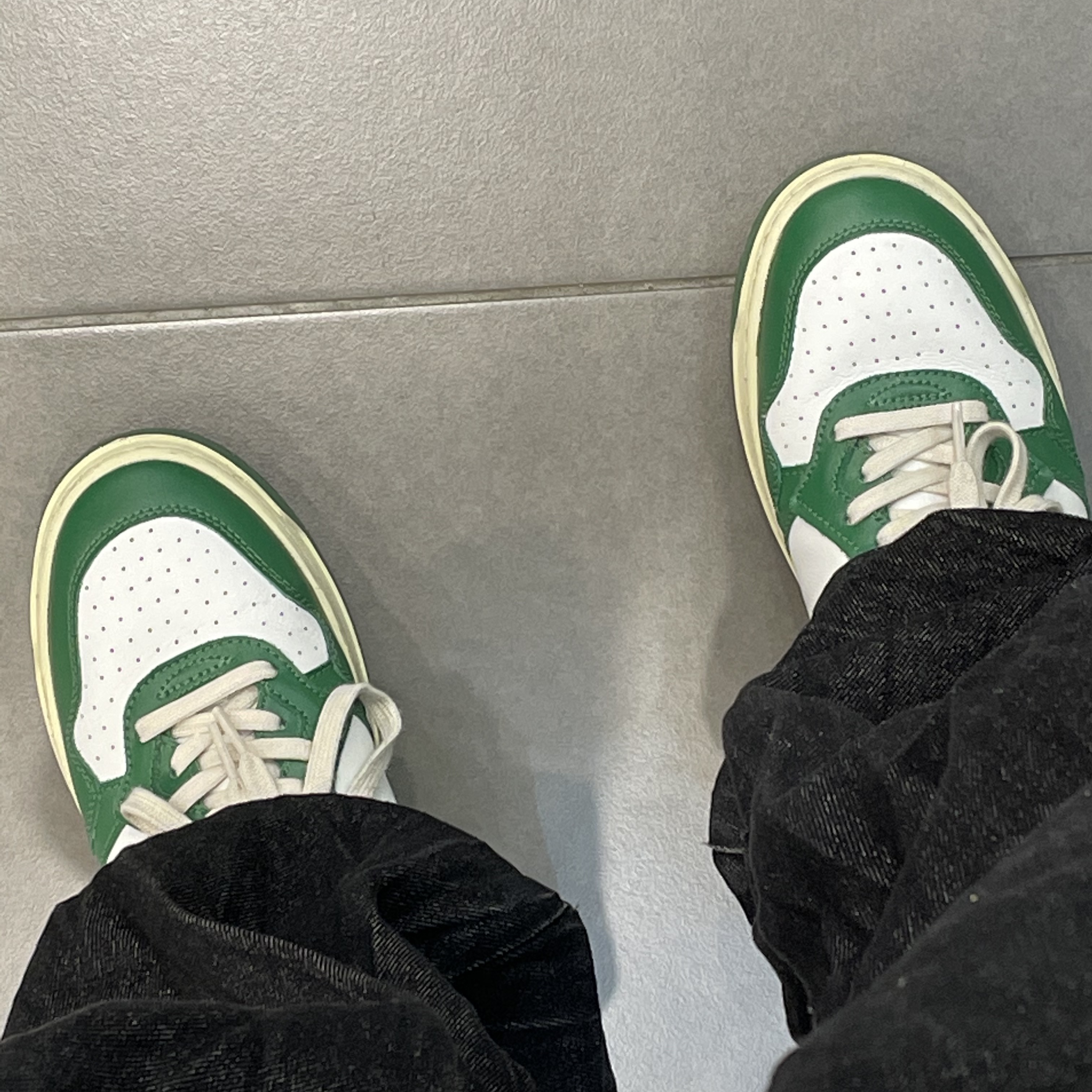 Autry Medalist Low Leather Sneakers Green White 착용 스타일