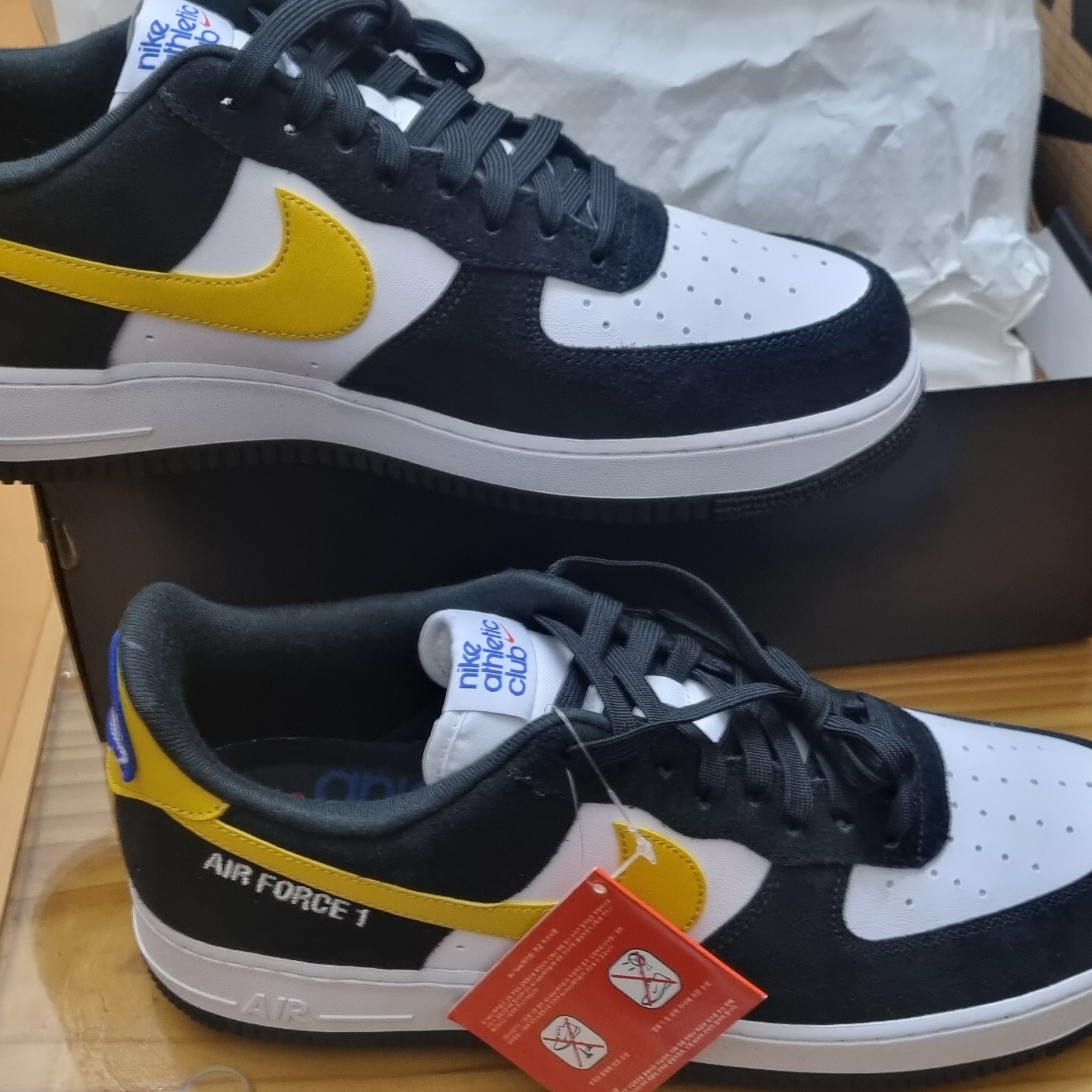 Nike Air Force 1 '07 LV8 Athletic Club Black Dark Sulfur 착용 스타일 - 1