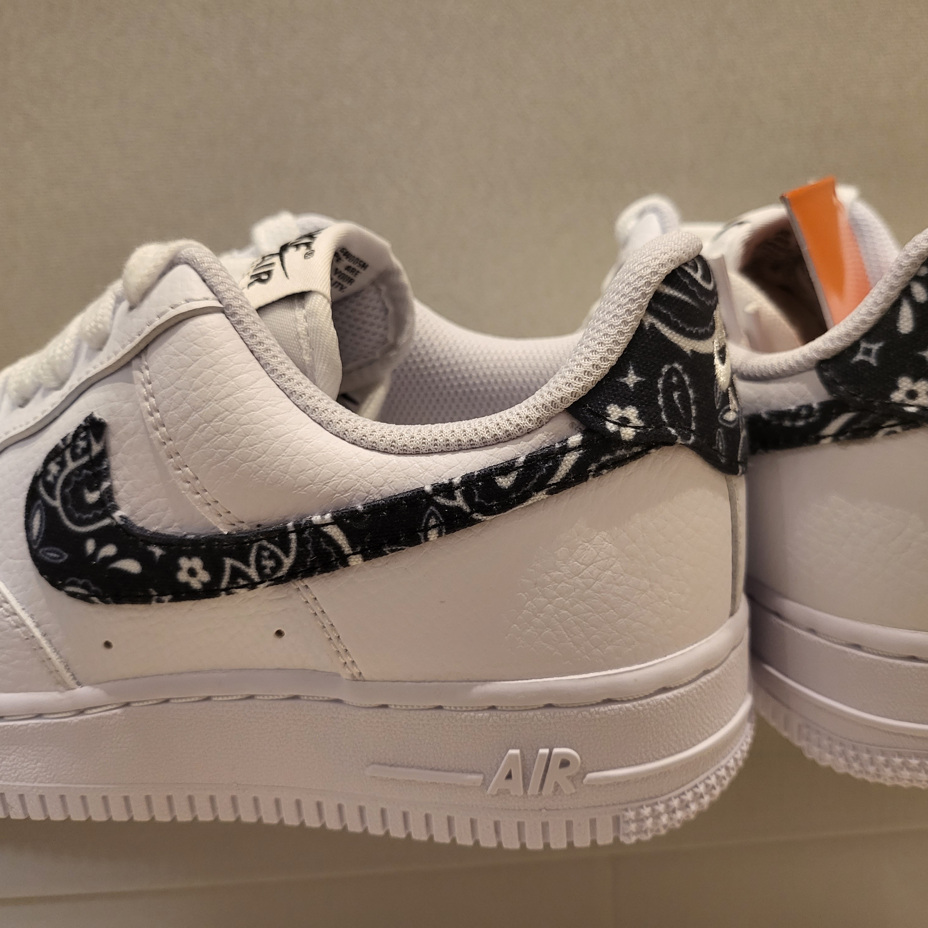 (W) Nike Air Force 1 '07 Essential Paisley Swoosh White Black 착용 스타일 - 2