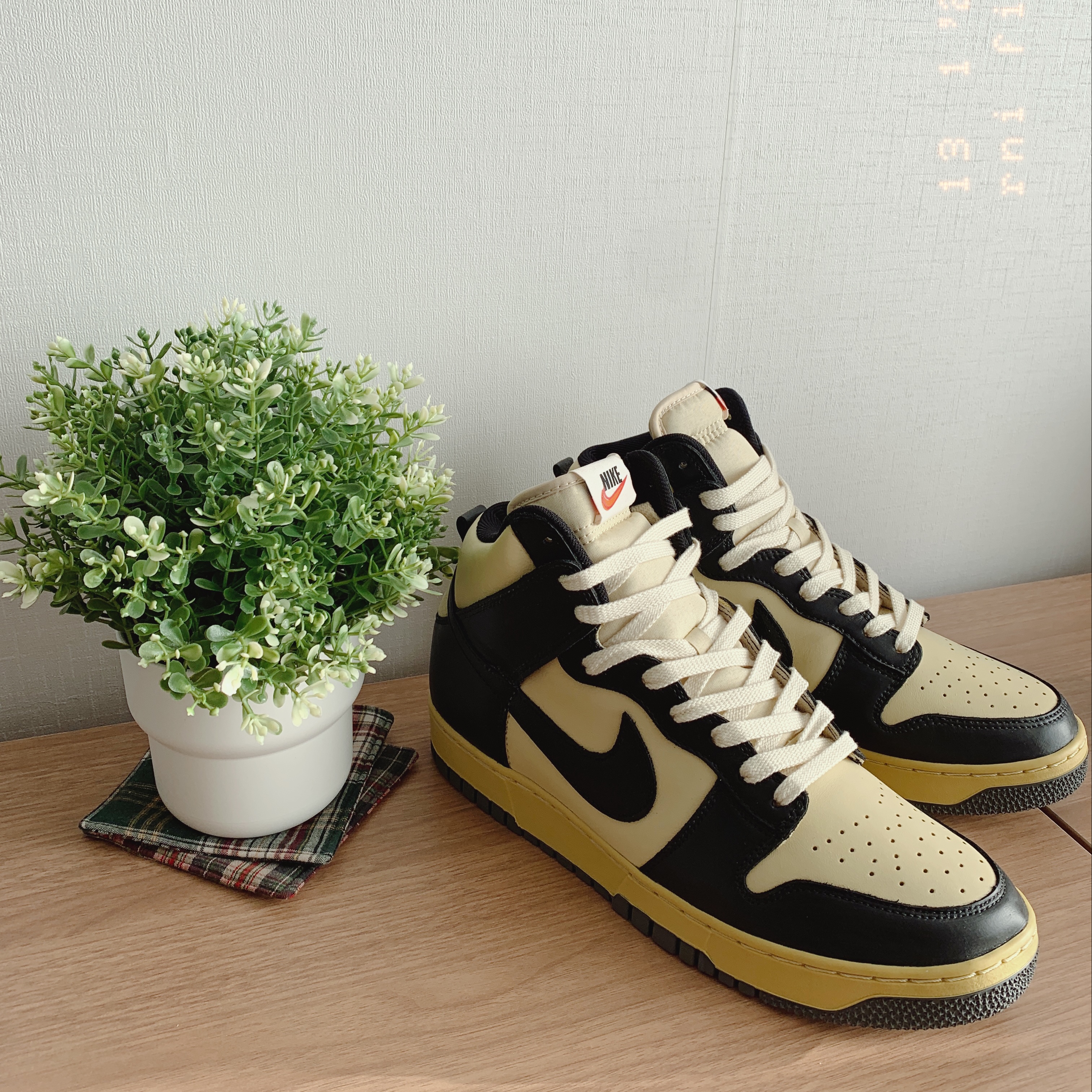 Nike Dunk High 1985 SP Black Acid Wash 착용 스타일 - 1